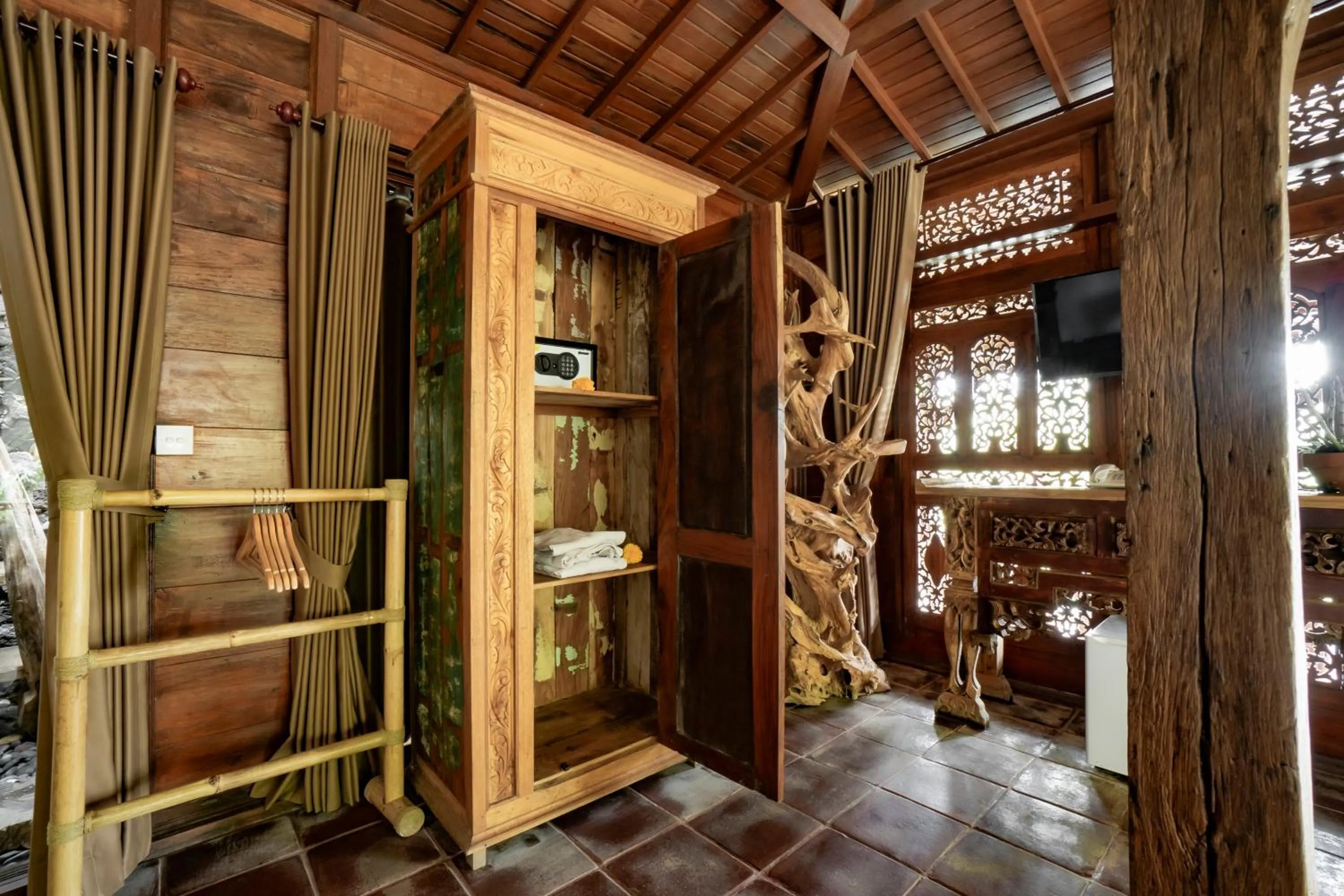 wardrobe in Magatama Villa by Mahaputra