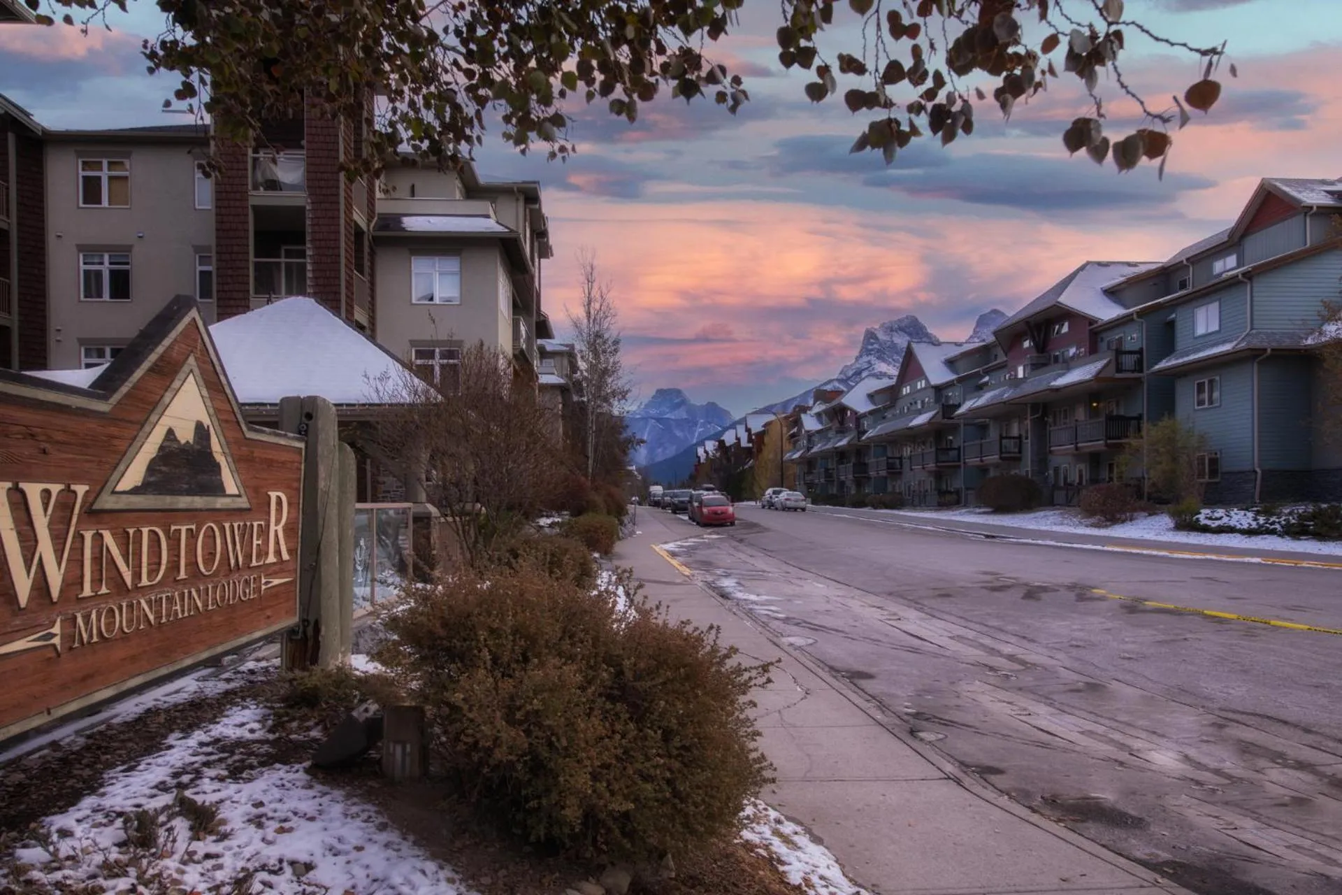 Top Floor Condo - 2BR & AC with Mountain Views