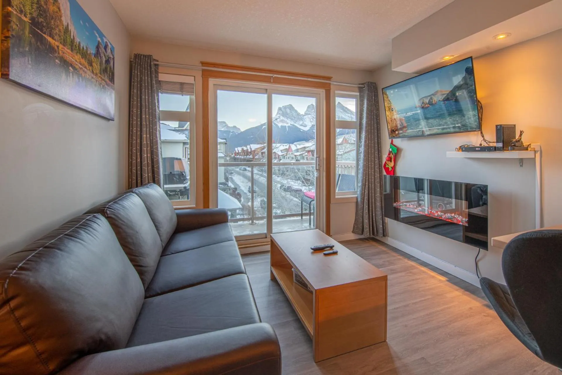 Top Floor Condo - 2BR & AC with Mountain Views