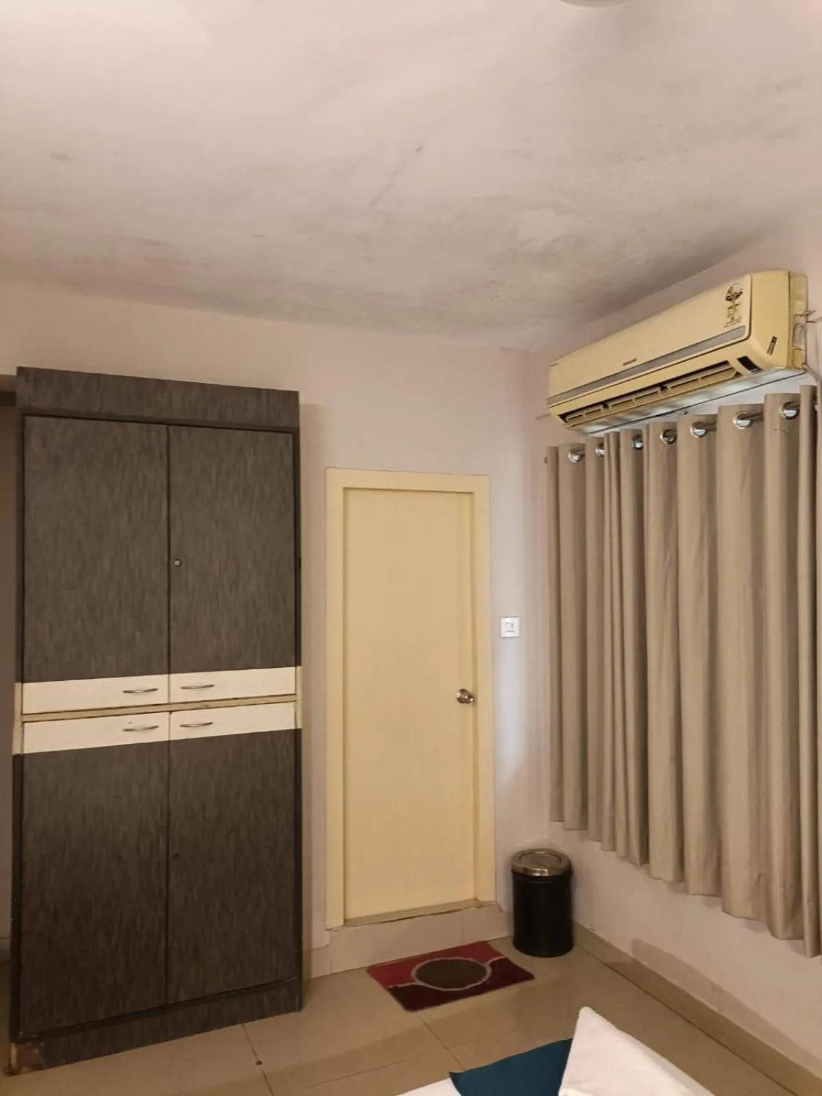 wardrobe, Bed in Hotel Mayfair Tower