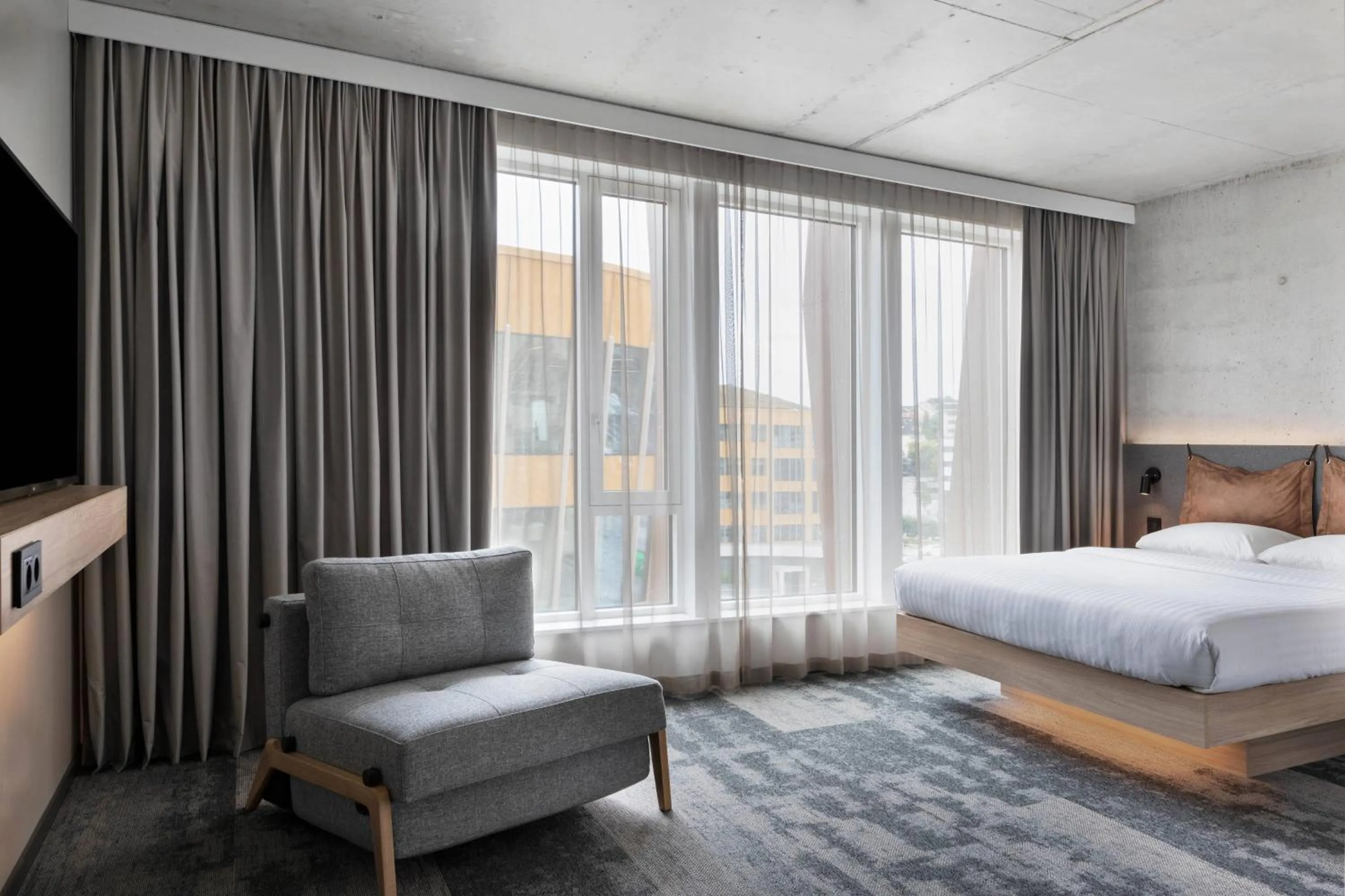 Photo of the whole room, Bed in Moxy Bergen