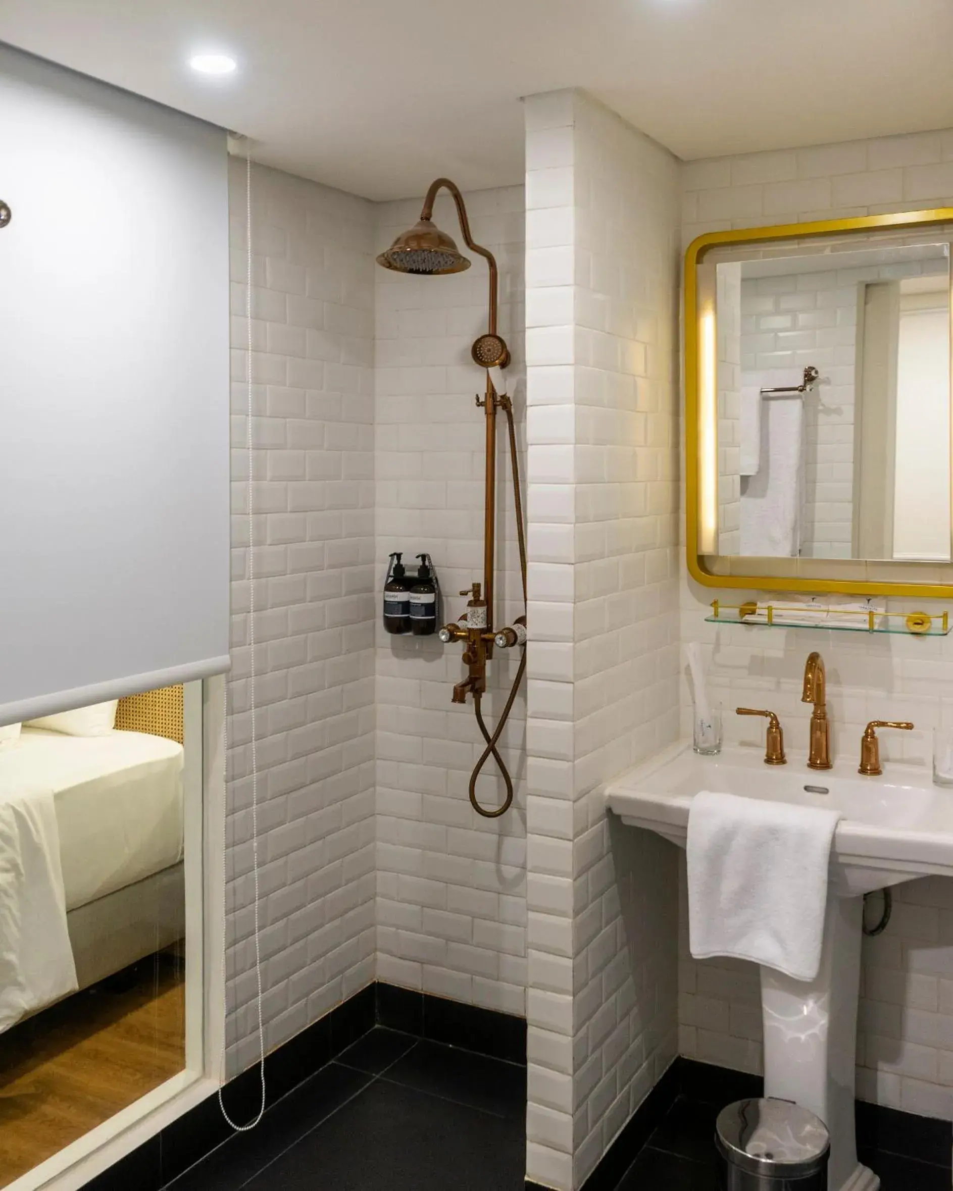 Shower in Vasaka Maison Bandung Shower in Vasaka Maison Bandung