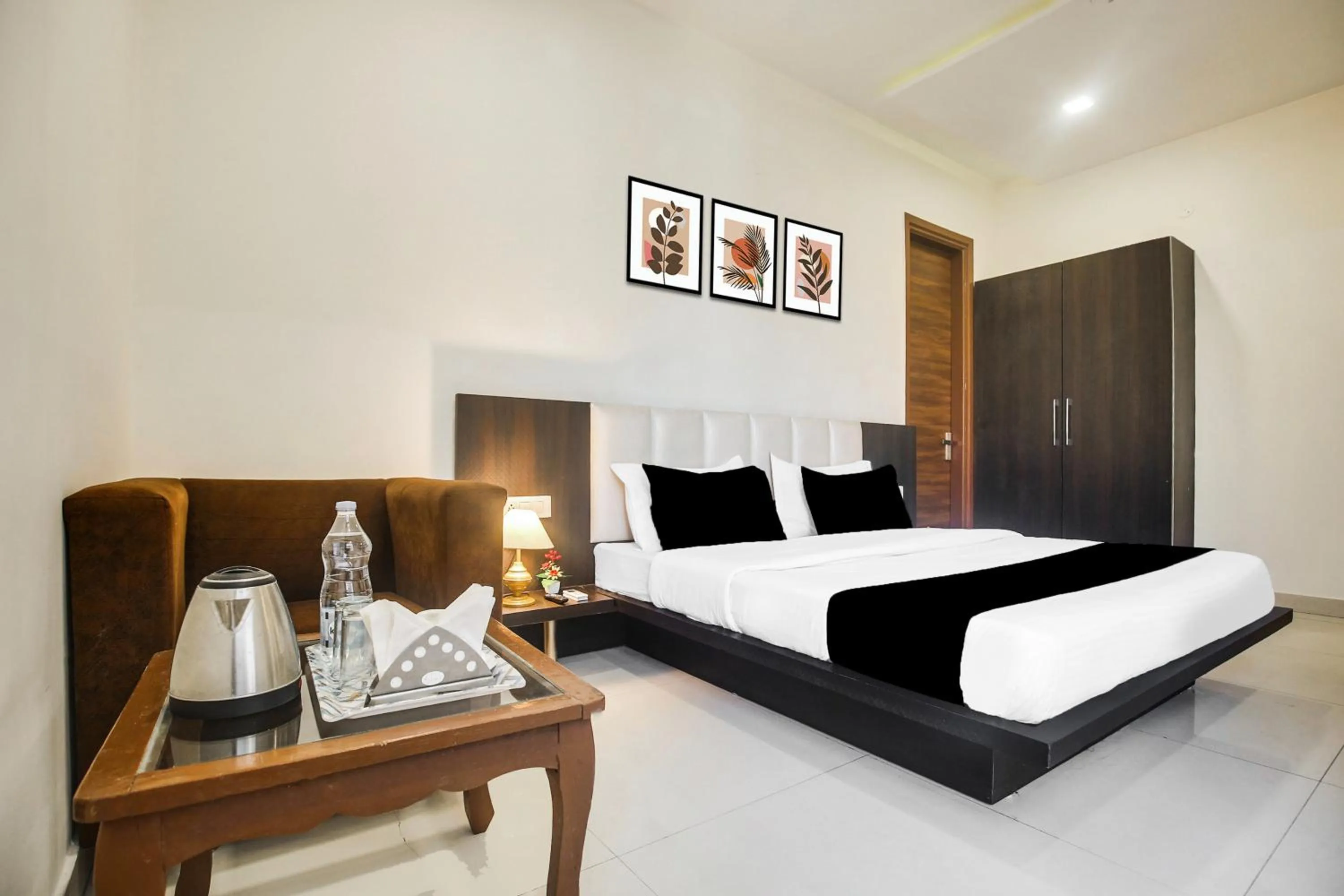 Bedroom, Bed in Super Collection O Amritsar Near Railway Station