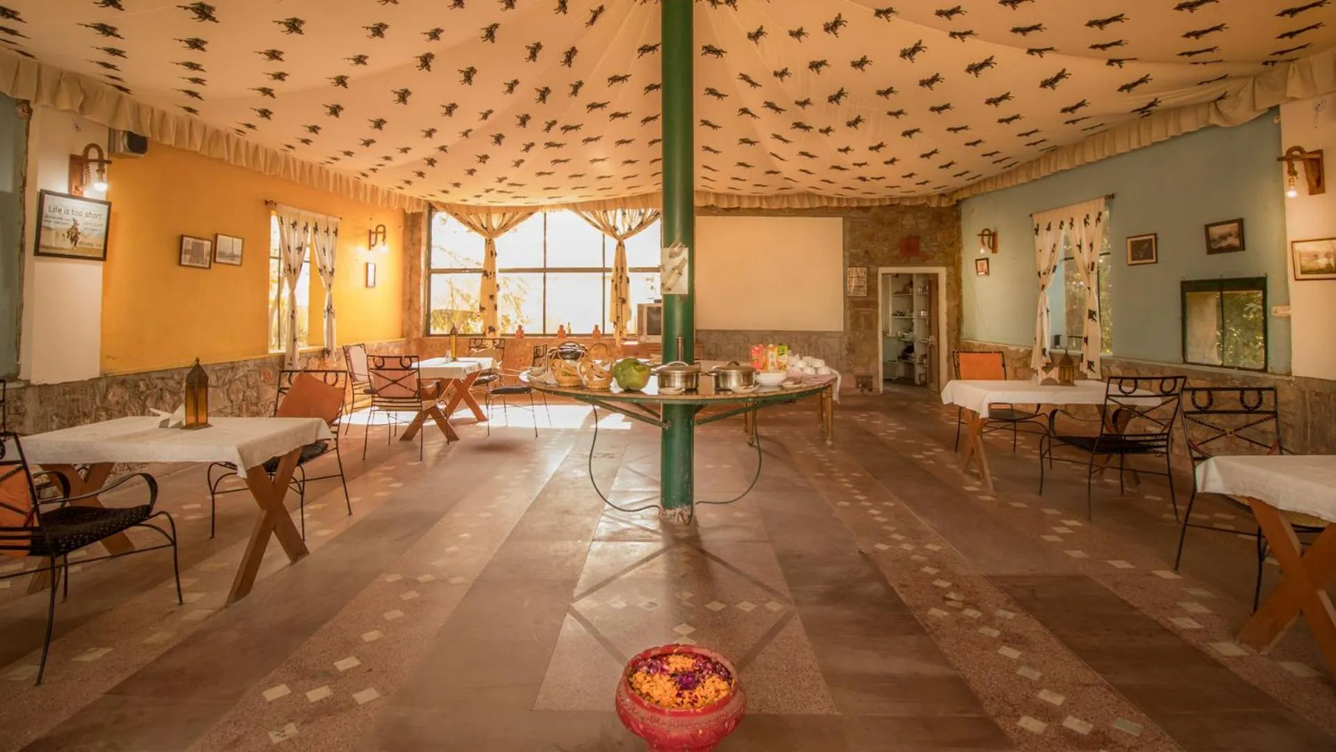 Restaurant/places to eat in Maa Ashapura Resort