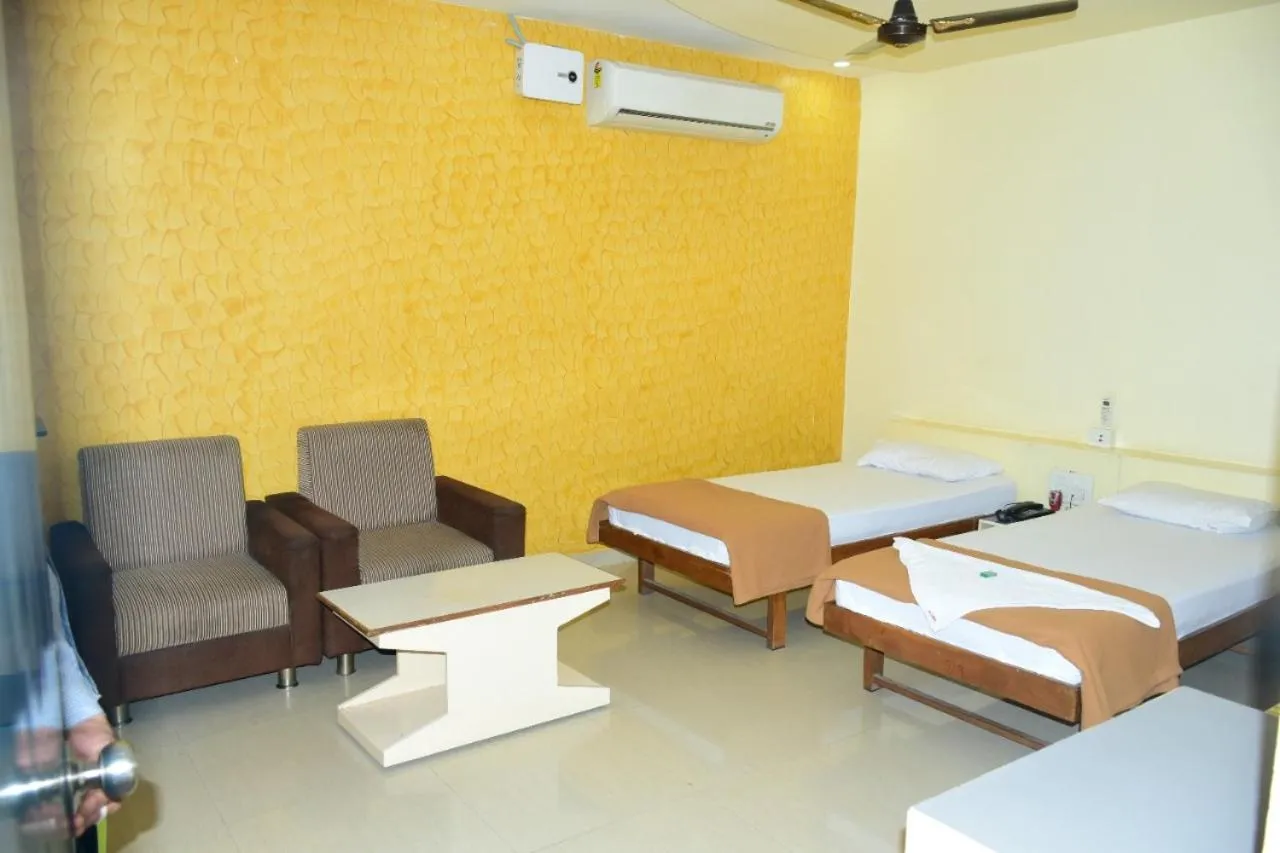 Photo of the whole room in Hotel Uma Executive Lodging