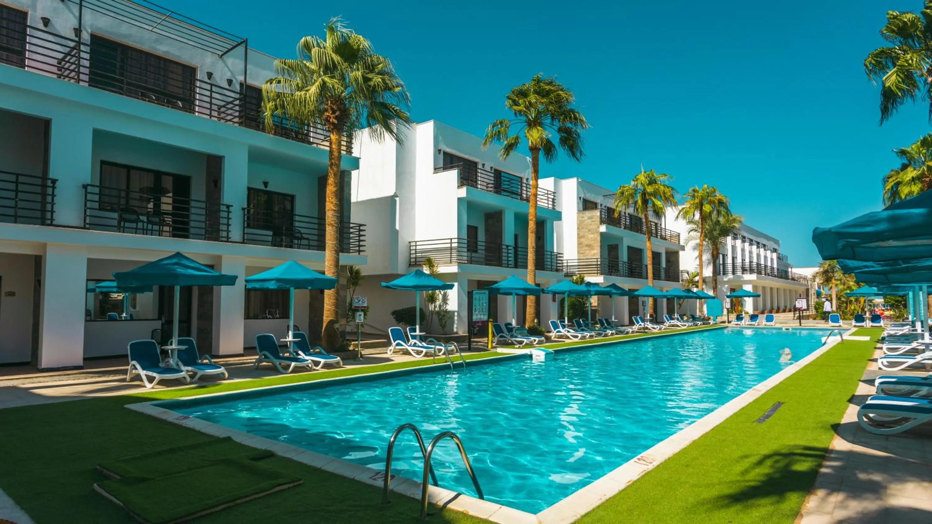 Swimming pool in La Rosa Waves Beach - Couple & Families Only