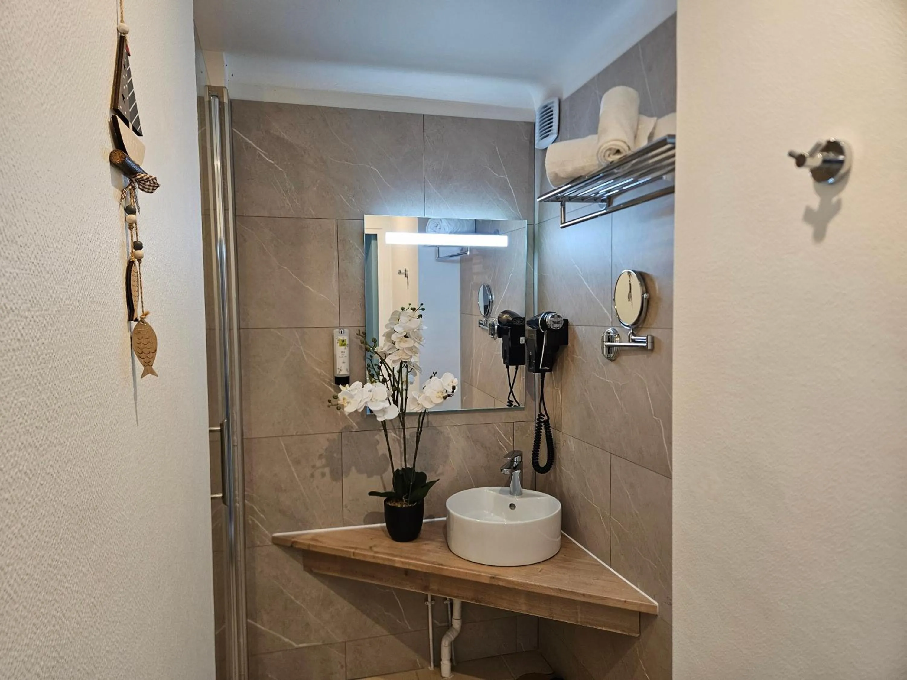 Shower in Logis Loire Hotel - Les Cocottes Restaurant