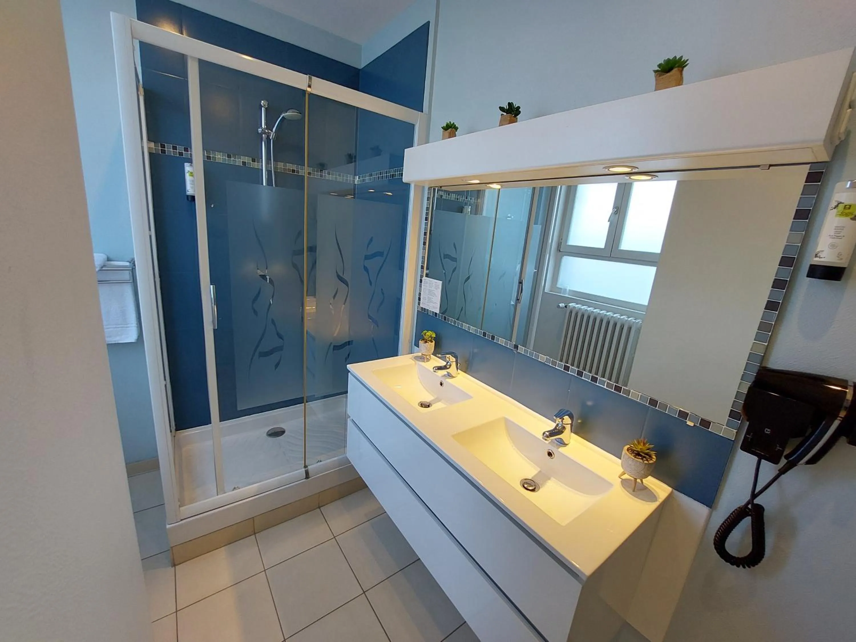 Bathroom in Logis Loire Hotel - Les Cocottes Restaurant