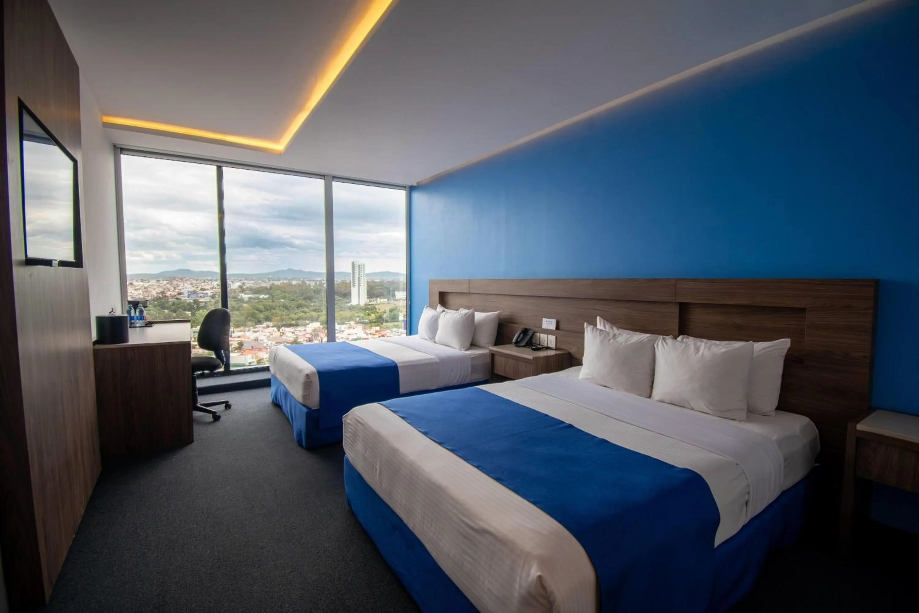 Photo of the whole room, Bed in Wyndham Puebla Angelopolis