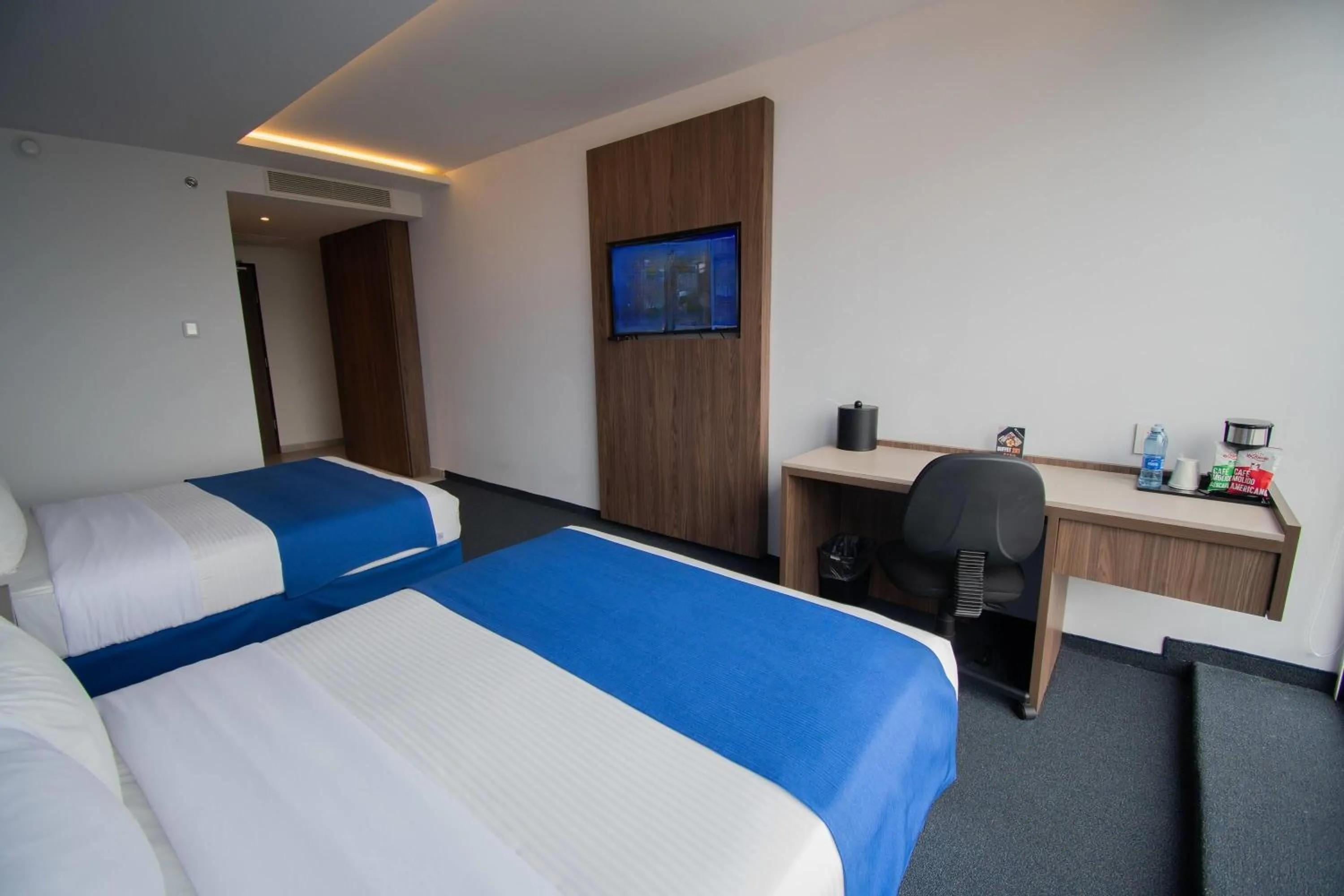 Photo of the whole room, Bed in Wyndham Puebla Angelopolis