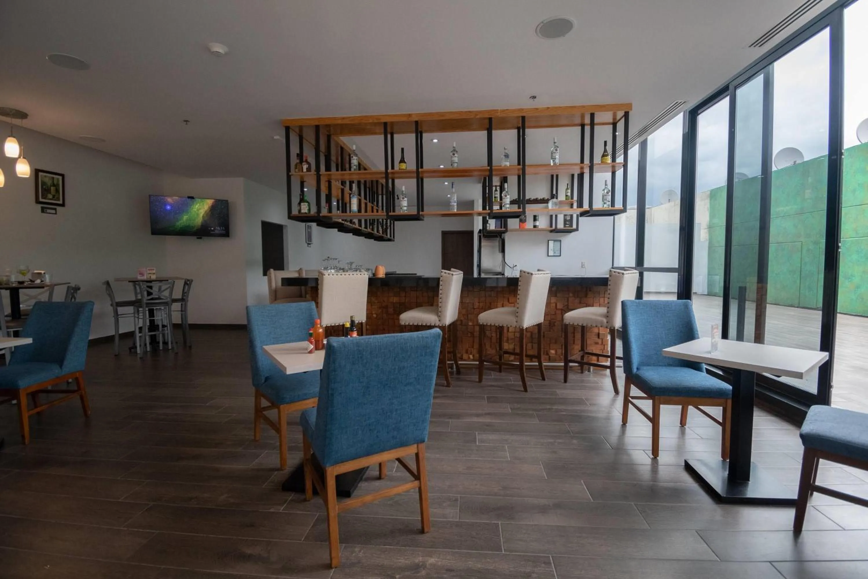 Lounge or bar in Wyndham Puebla Angelopolis