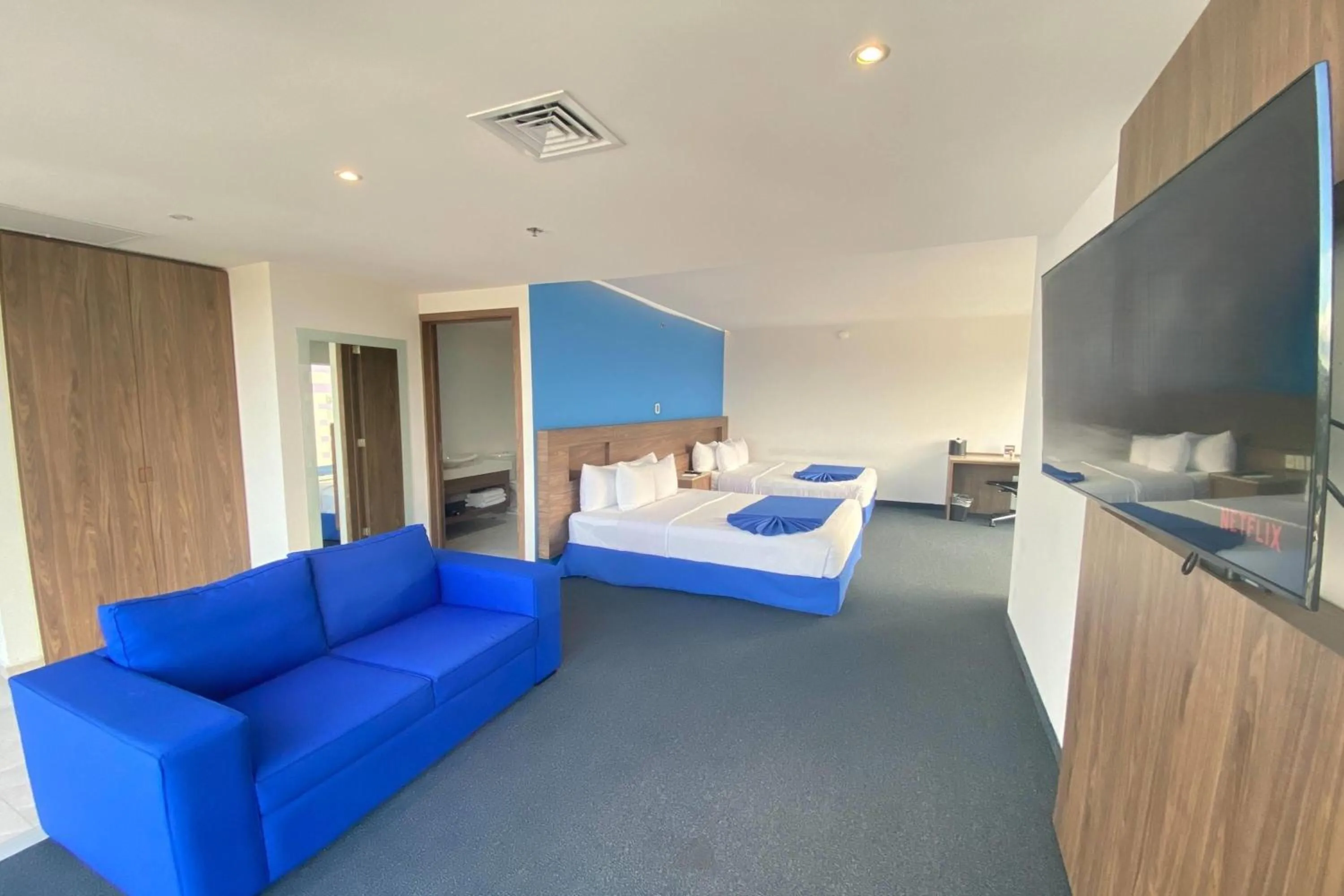 Photo of the whole room, Bed in Wyndham Puebla Angelopolis