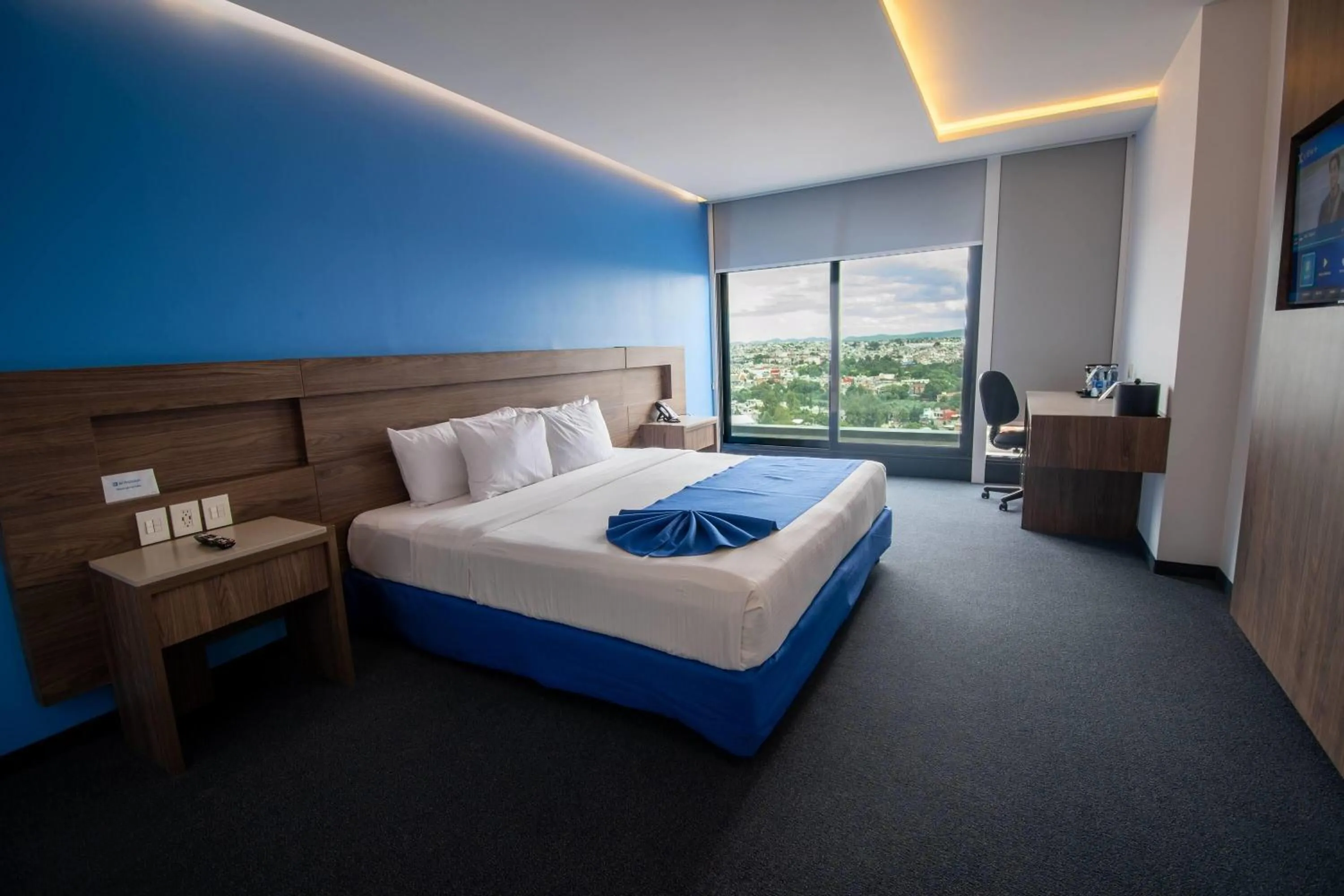 Photo of the whole room, Bed in Wyndham Puebla Angelopolis