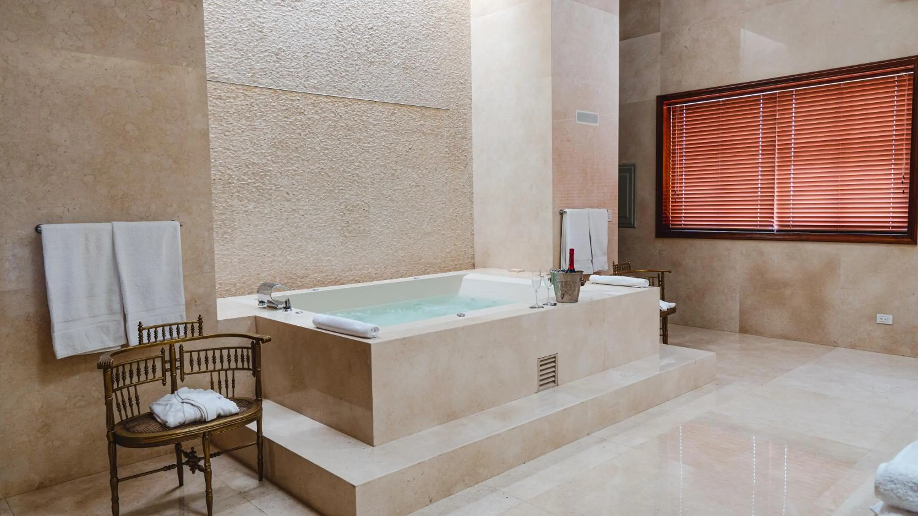 Bath in Hotel & Hacienda La Caravedo