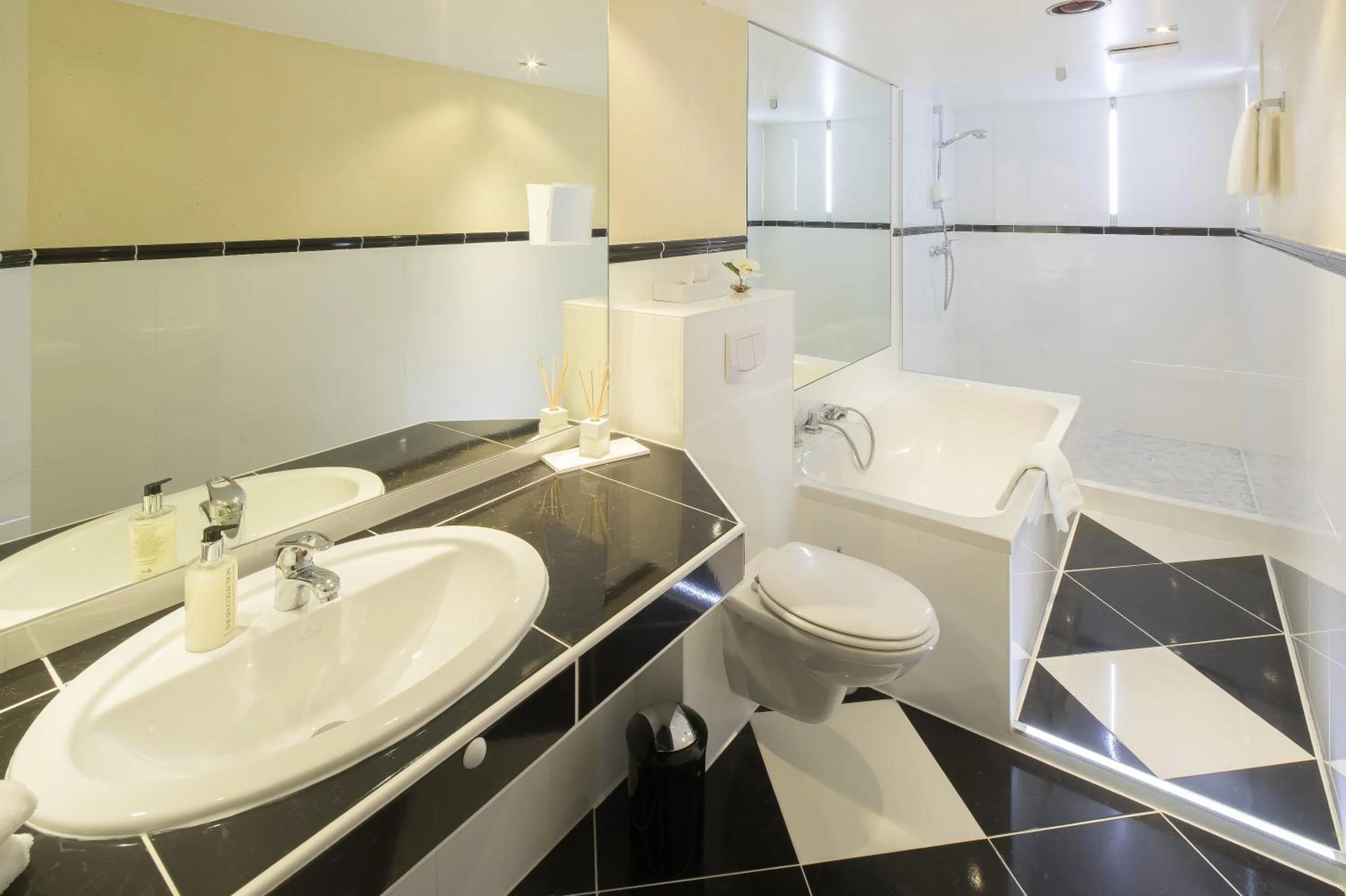 Bathroom in Trip Inn Hotel Astoria