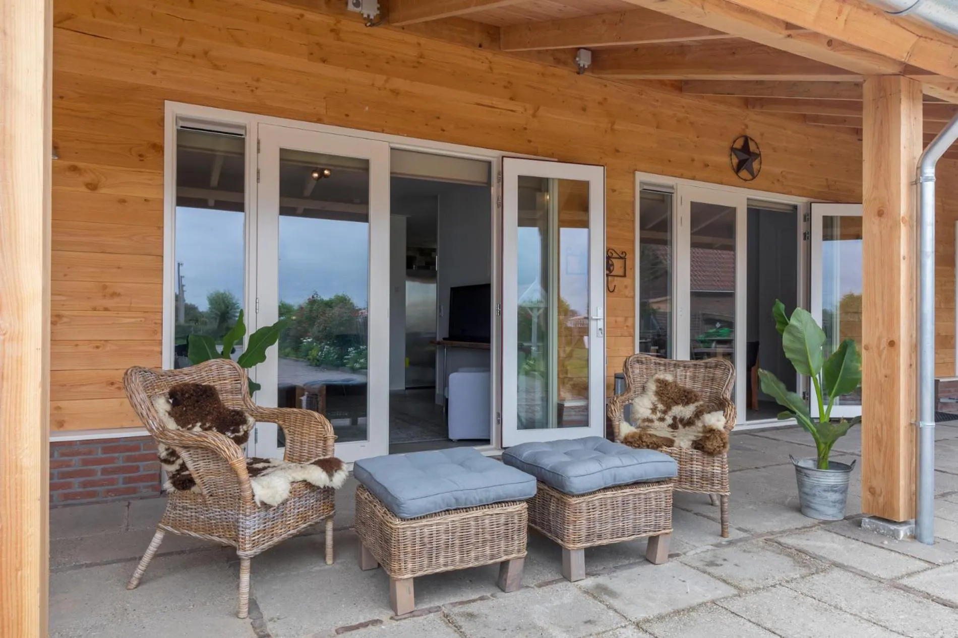 Communal lounge/ TV room in Ride by the Sea Guesthouse