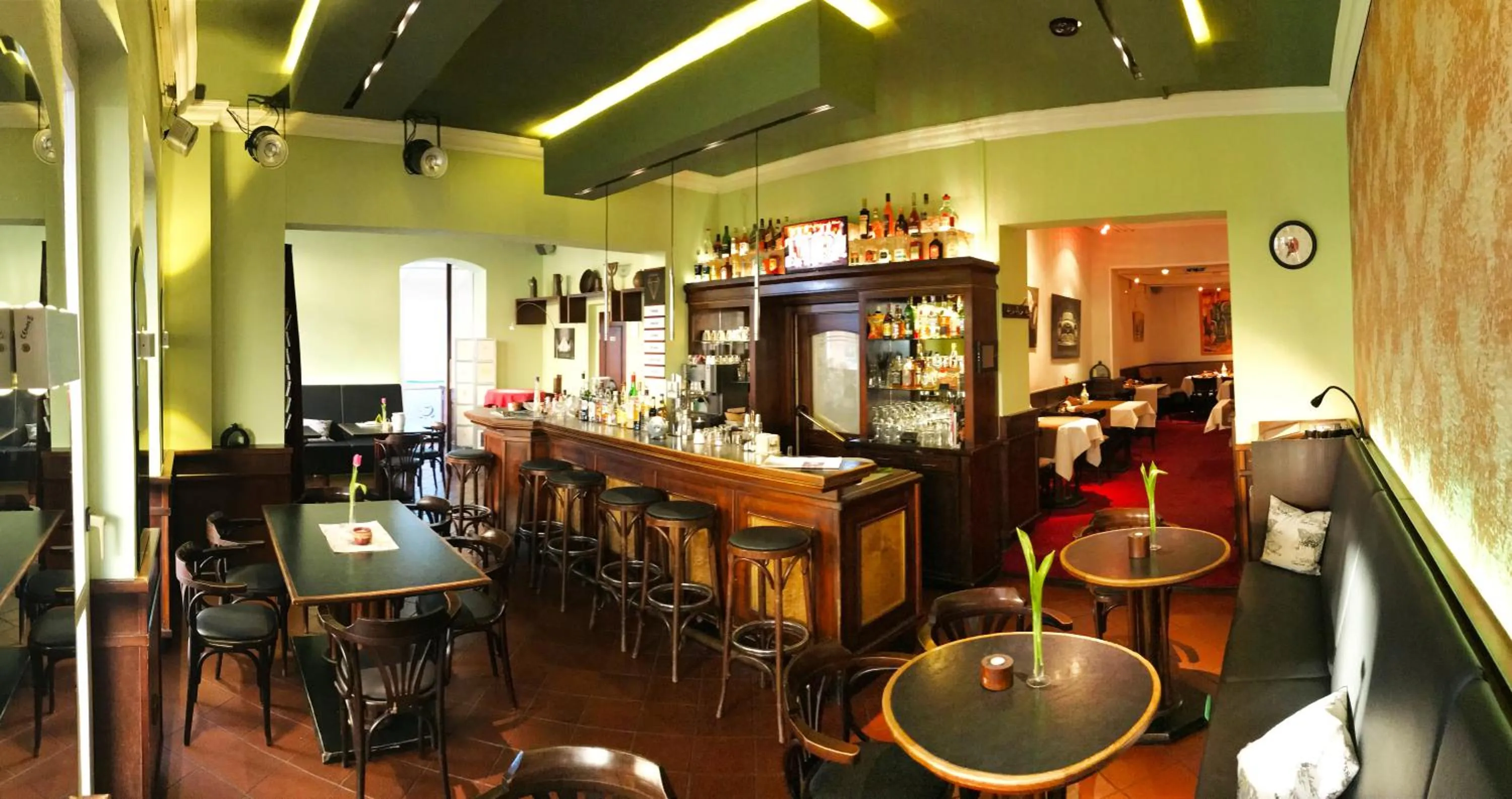 Restaurant/places to eat in Esprit Hotel