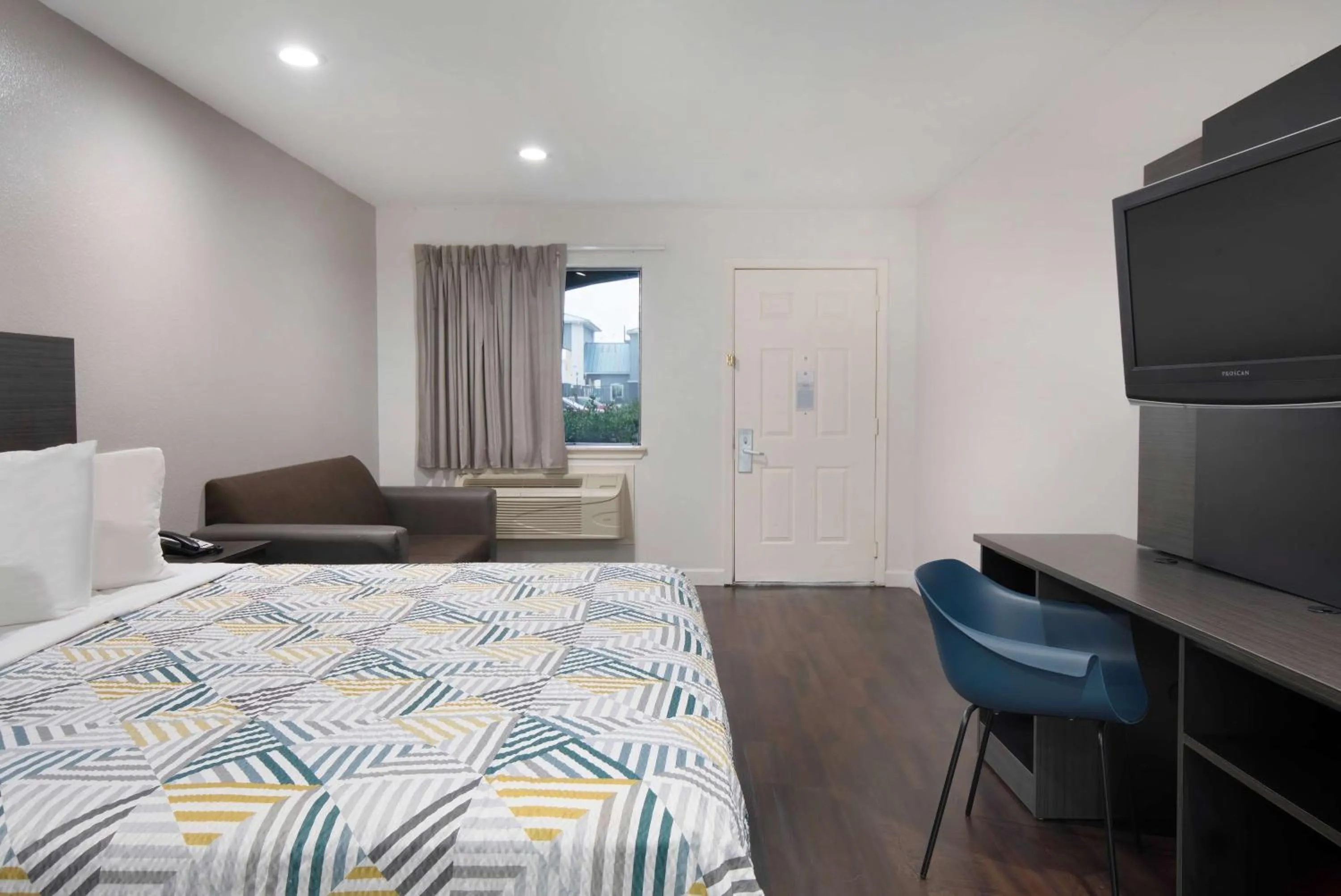 Bedroom, Bed in Motel 6 Houston, TX - I-10 West