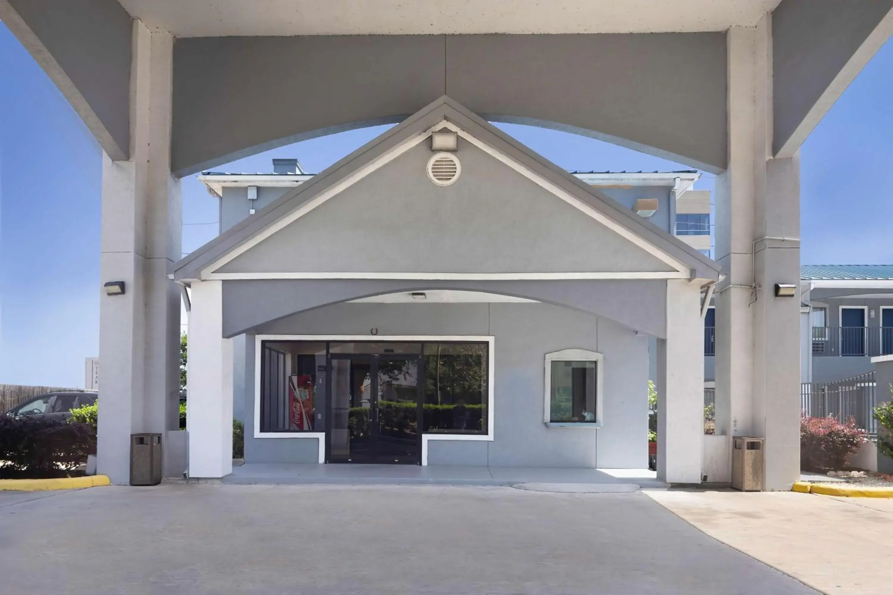 Property building in Motel 6 Houston, TX - I-10 West Property building in Motel 6 Houston, TX - I-10 West