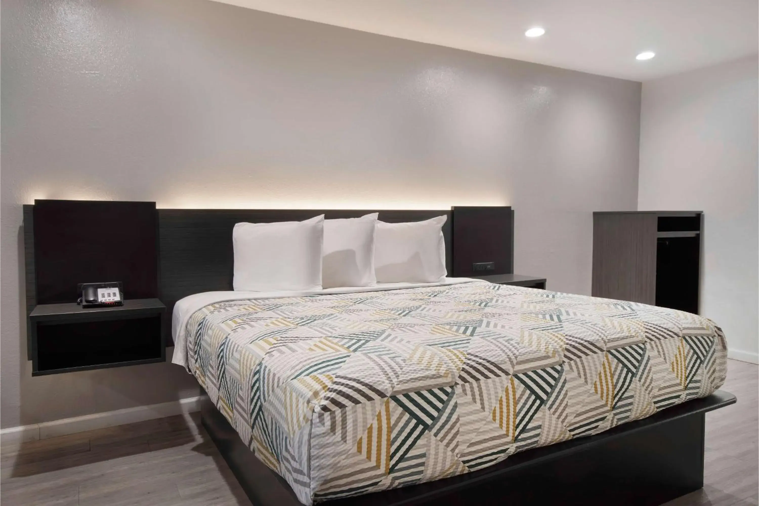 Bedroom, Bed in Motel 6 Houston, TX - I-10 West Bedroom, Bed in Motel 6 Houston, TX - I-10 West