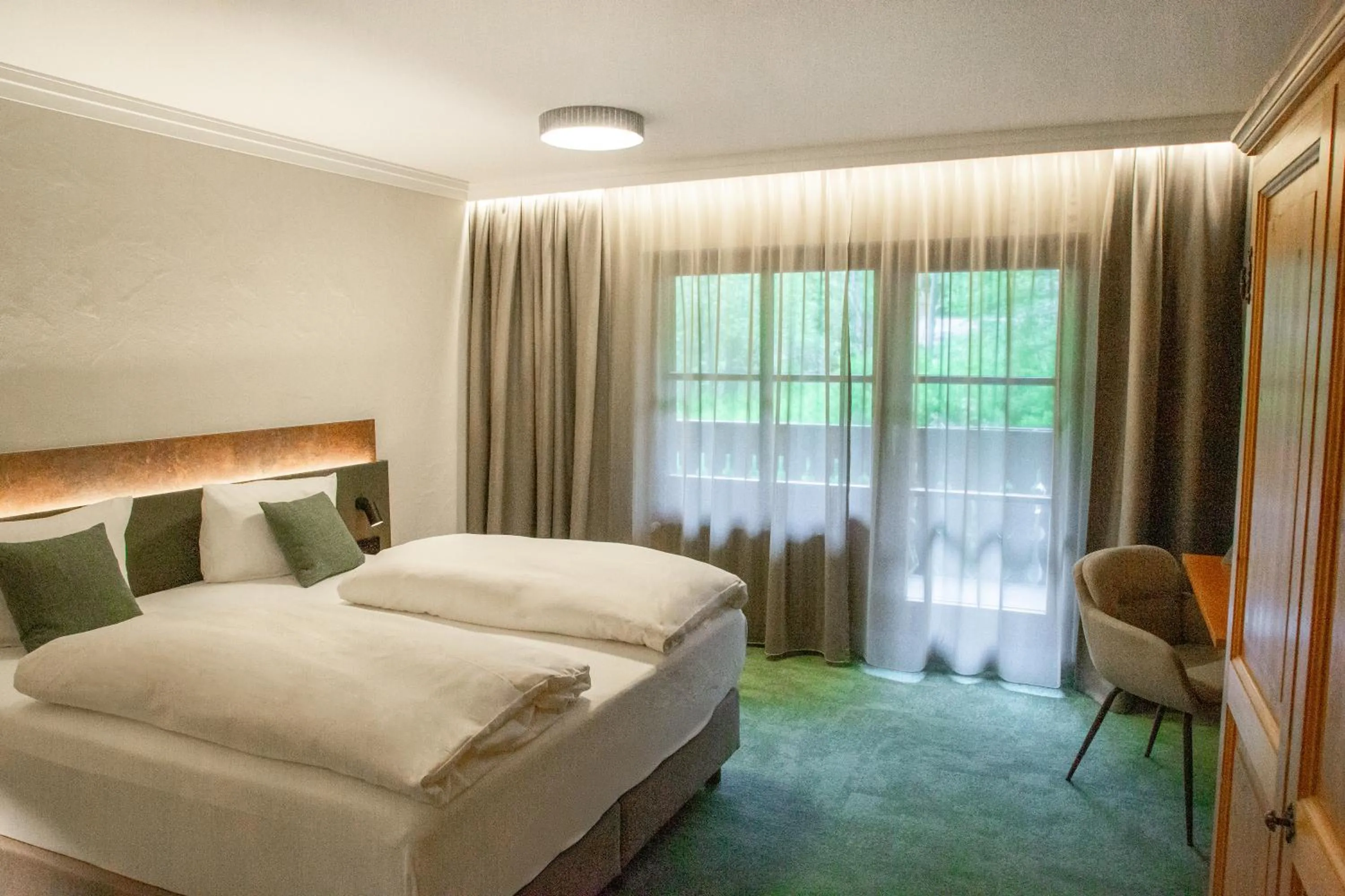 Photo of the whole room, Bed in Hotel Hofgut Sternen - Ravennaschlucht