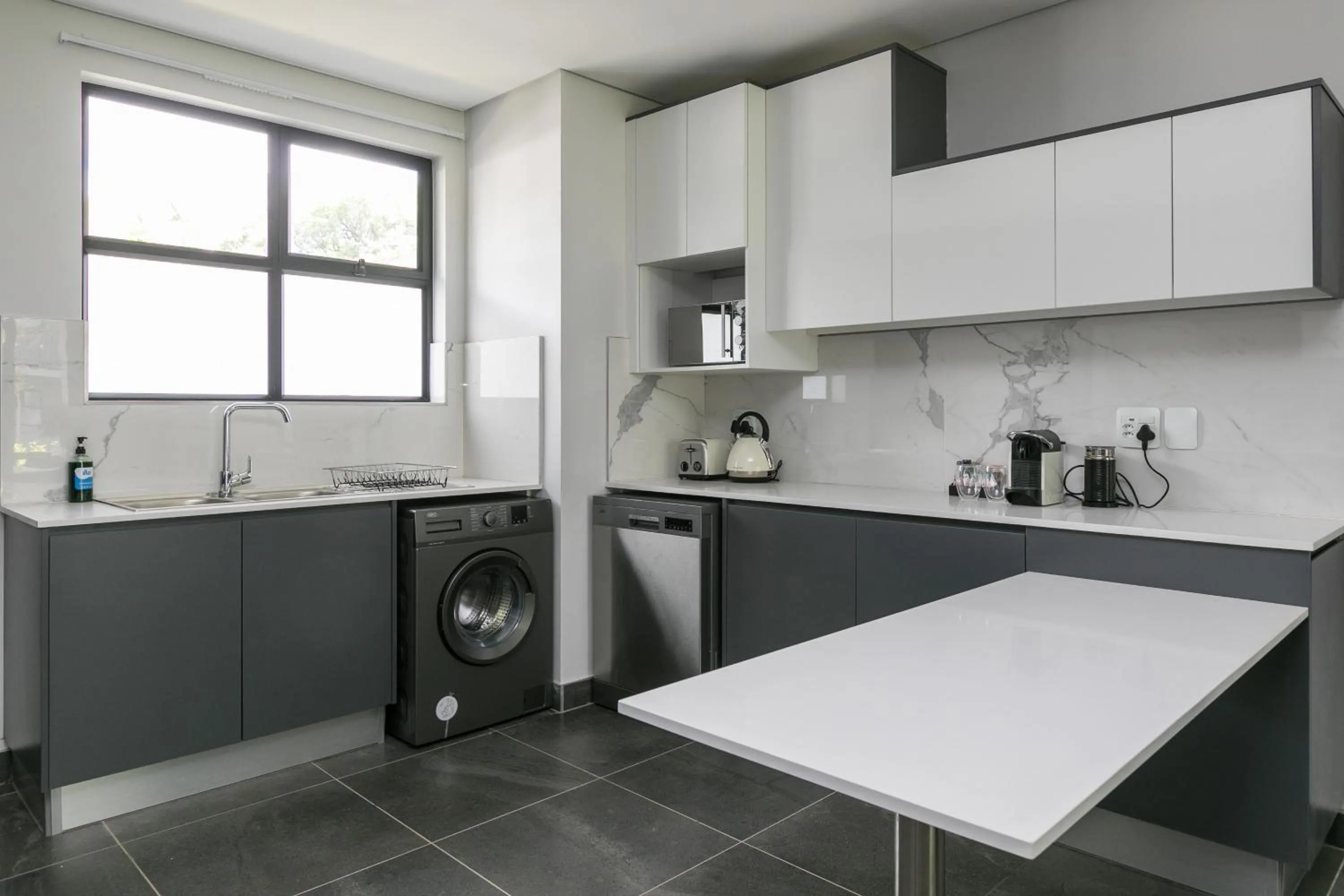Kitchen or kitchenette in Stay Ulo at Atholl Gate