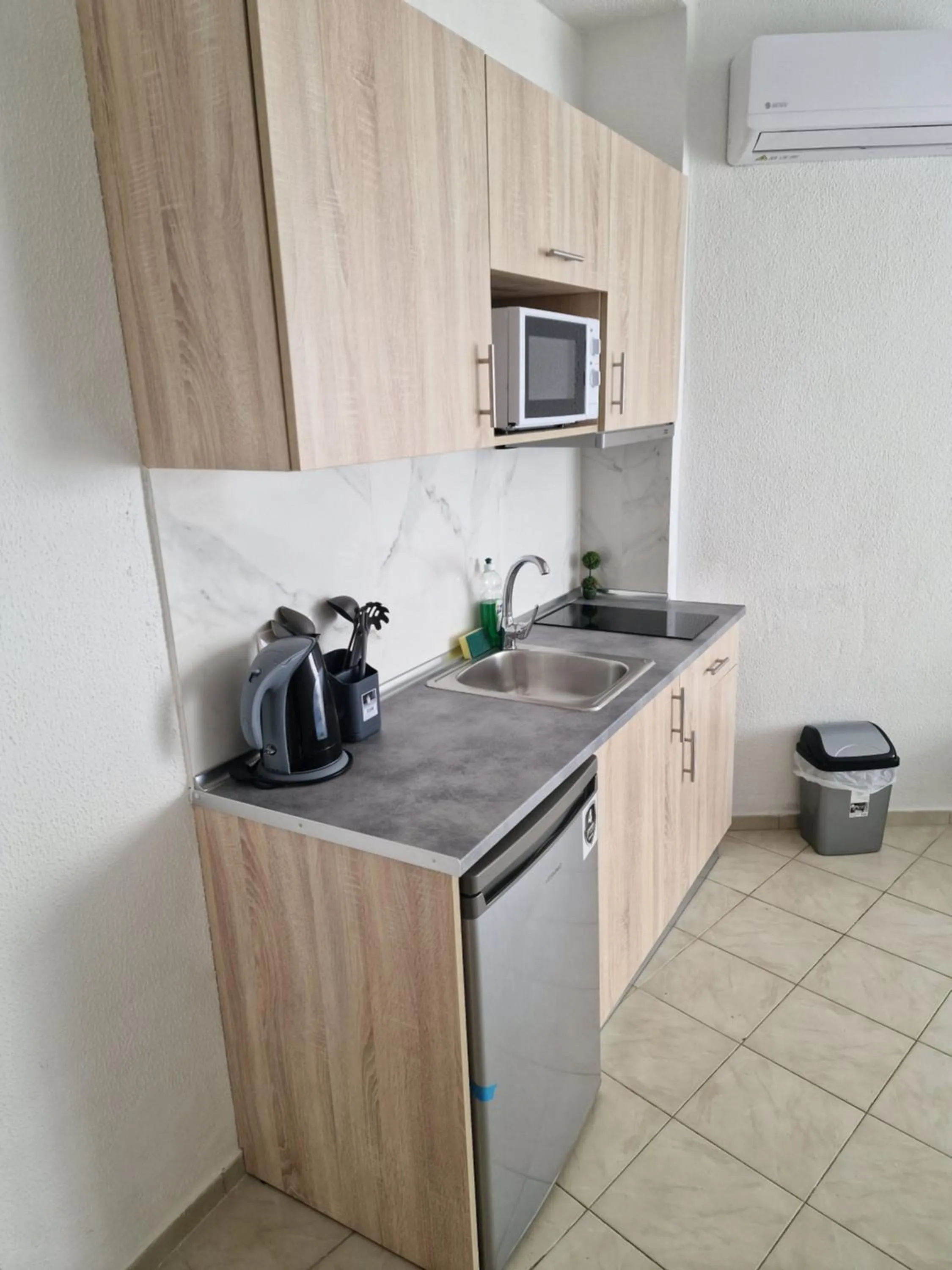 Restaurant/places to eat in BLUE EYES APARTMENTS