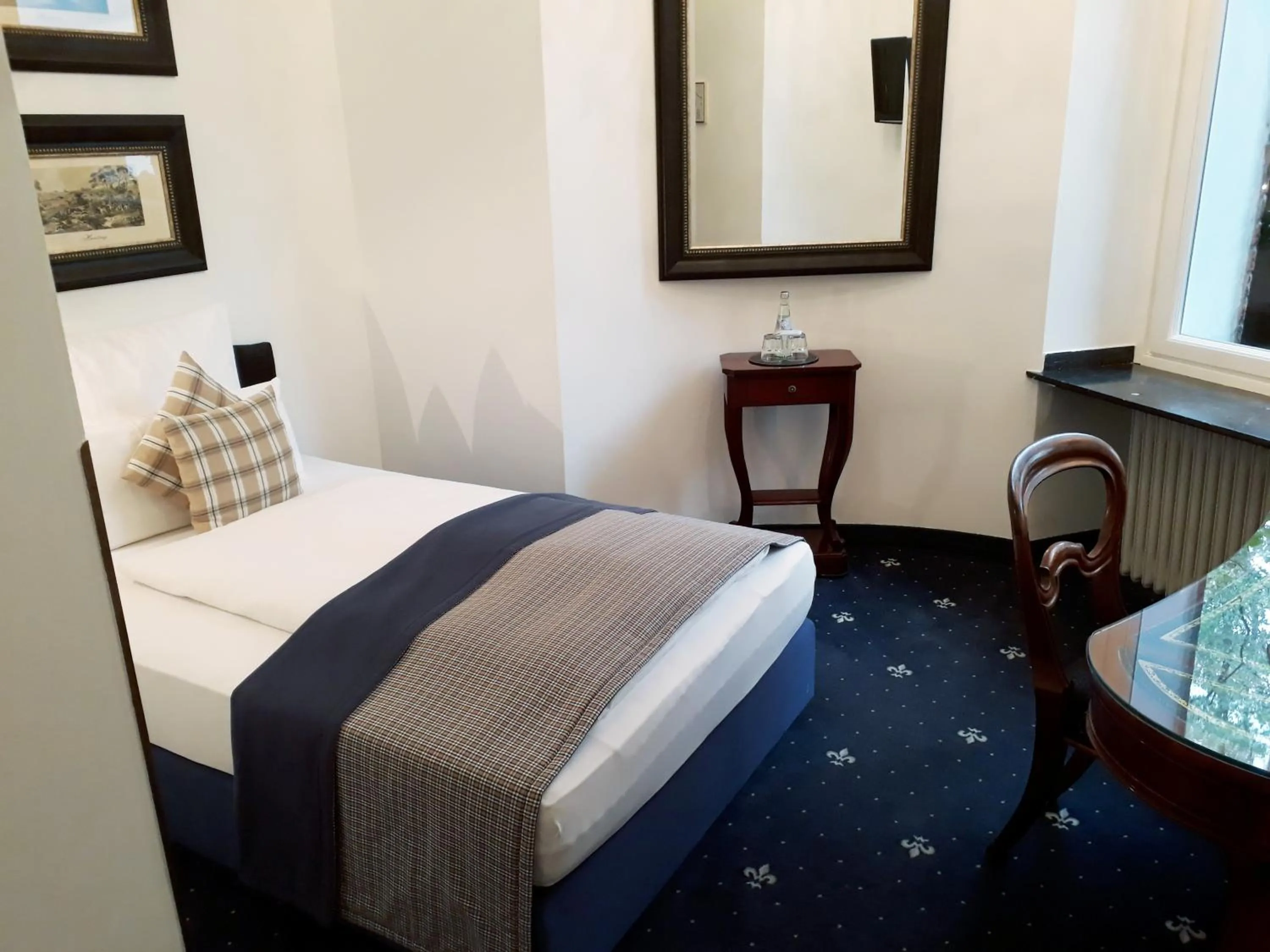 Photo of the whole room, Bed in Hotel Windsor