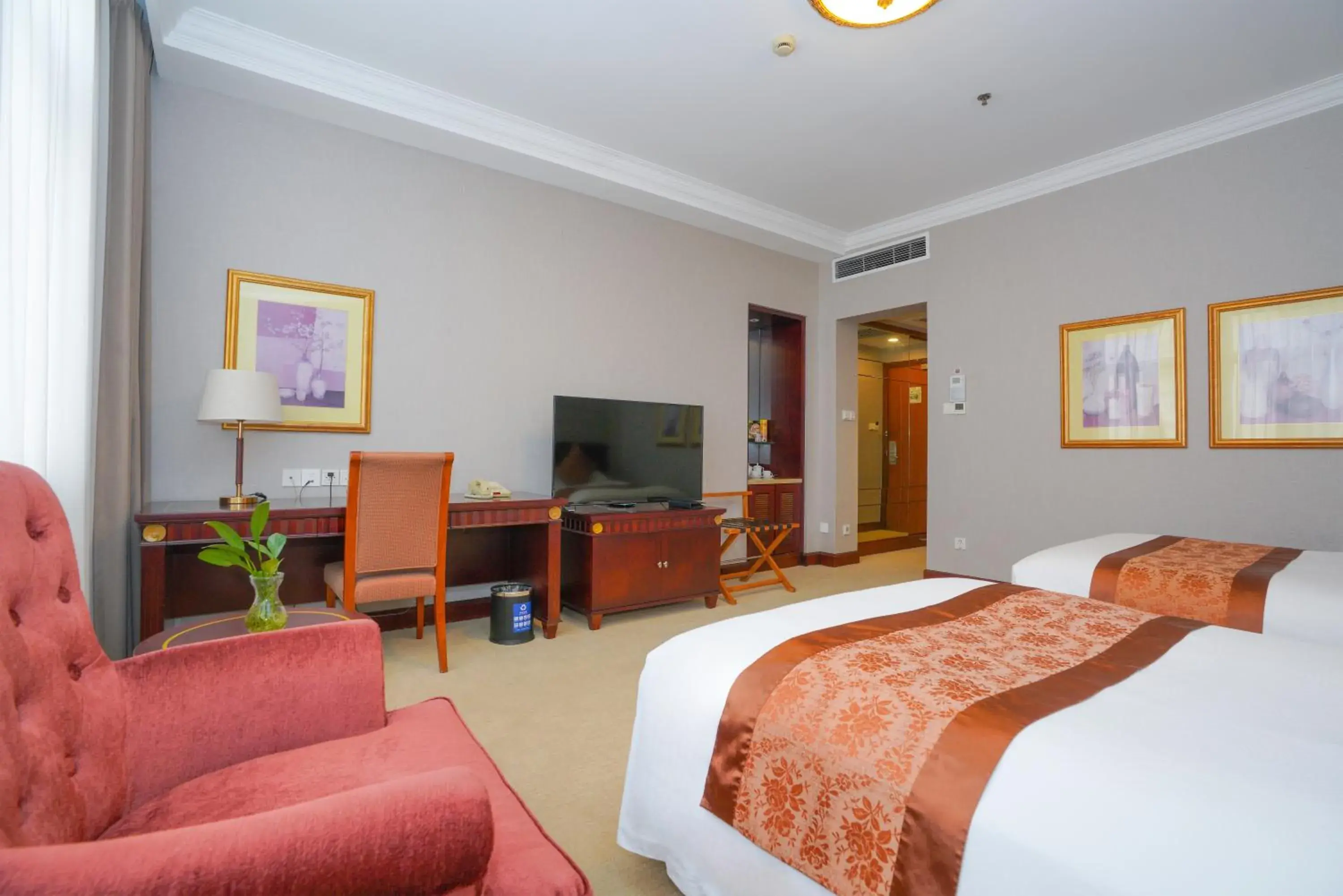 Photo of the whole room, Bed in Broadway Mansions Hotel - On the bund Photo of the whole room, Bed in Broadway Mansions Hotel - On the bund