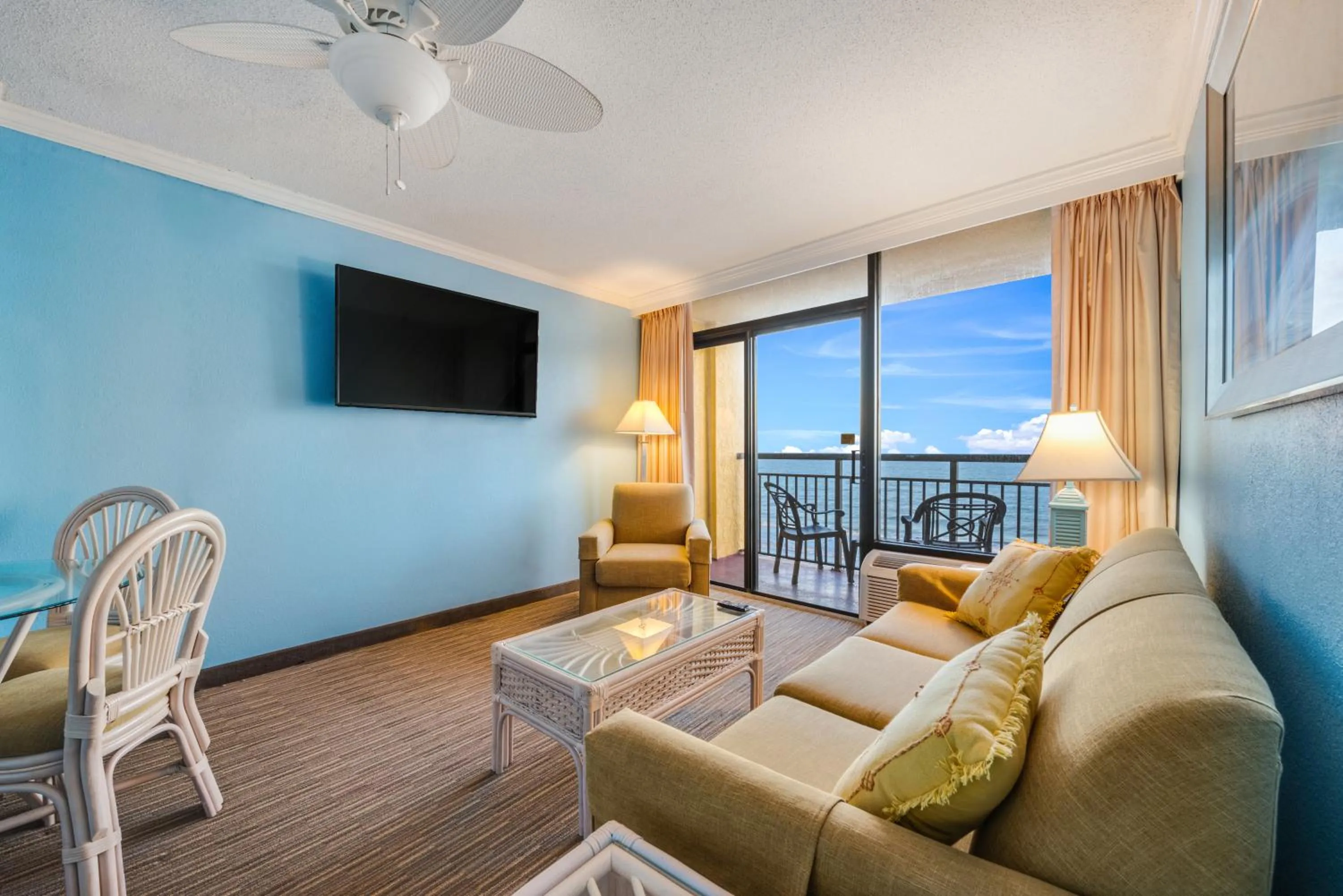 TV and multimedia in Direct oceanfront, separate bedroom condo, 9th floor, unbelievable views!