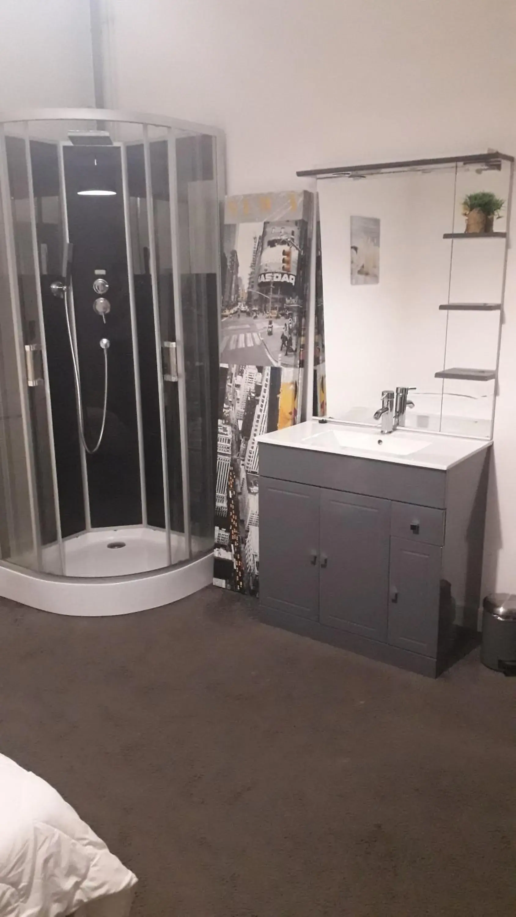 Quadruple Room with Private External Bathroom - single occupancy in Chambres d'Hotes Centre Ville Quadruple Room with Private External Bathroom - single occupancy in Chambres d'Hotes Centre Ville