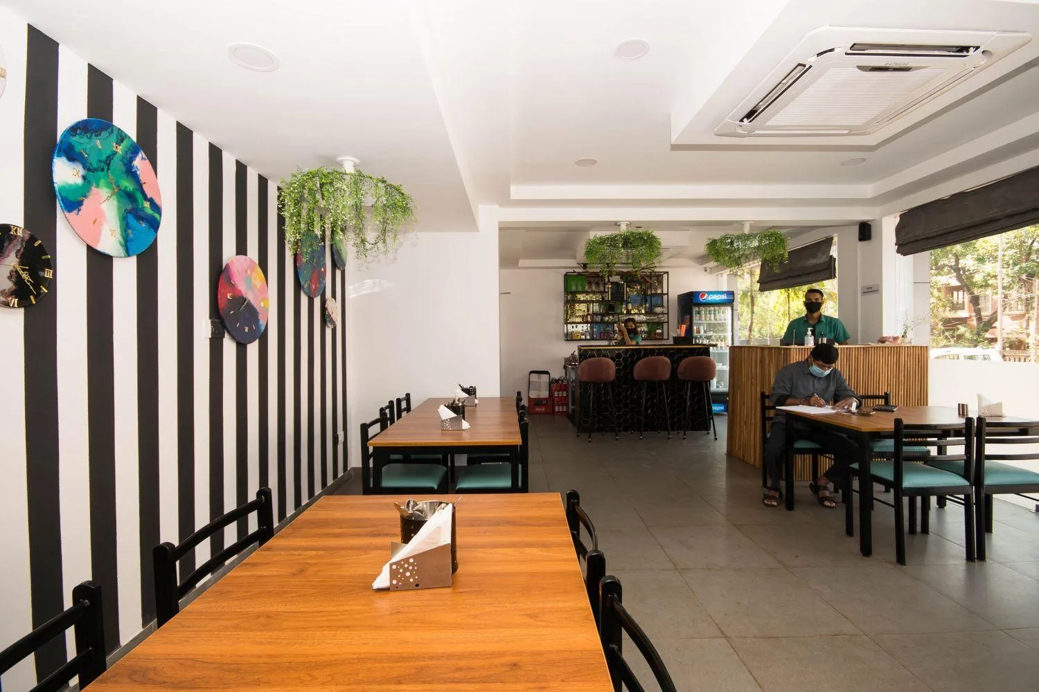 Restaurant/places to eat in Hotel Vemara