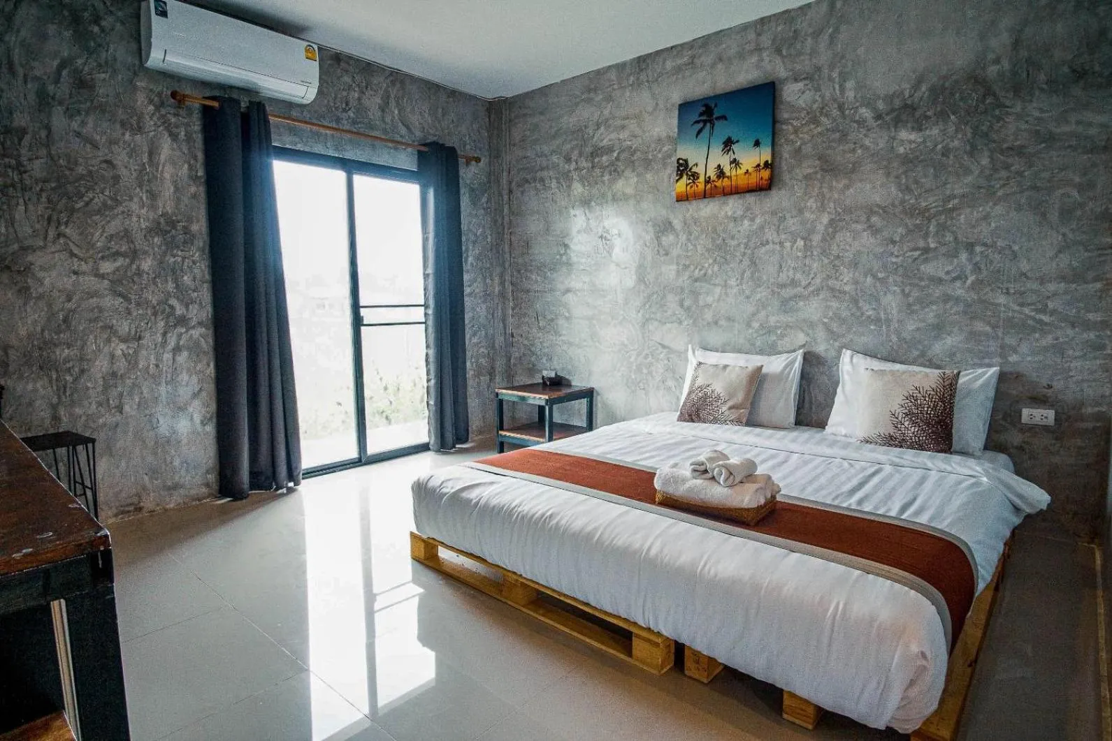 Photo of the whole room, Bed in Long Lake Resort