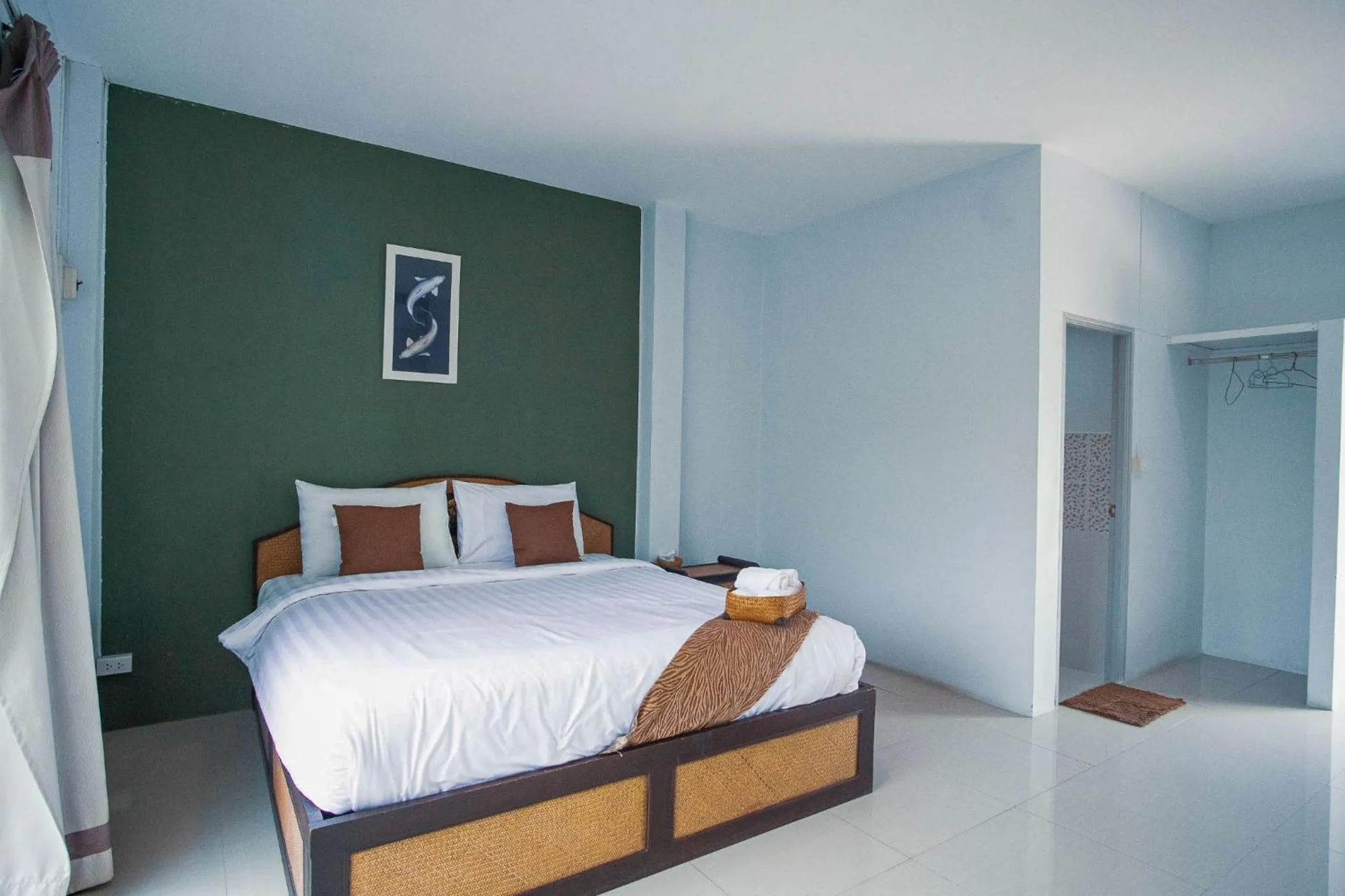 Photo of the whole room, Bed in Long Lake Resort