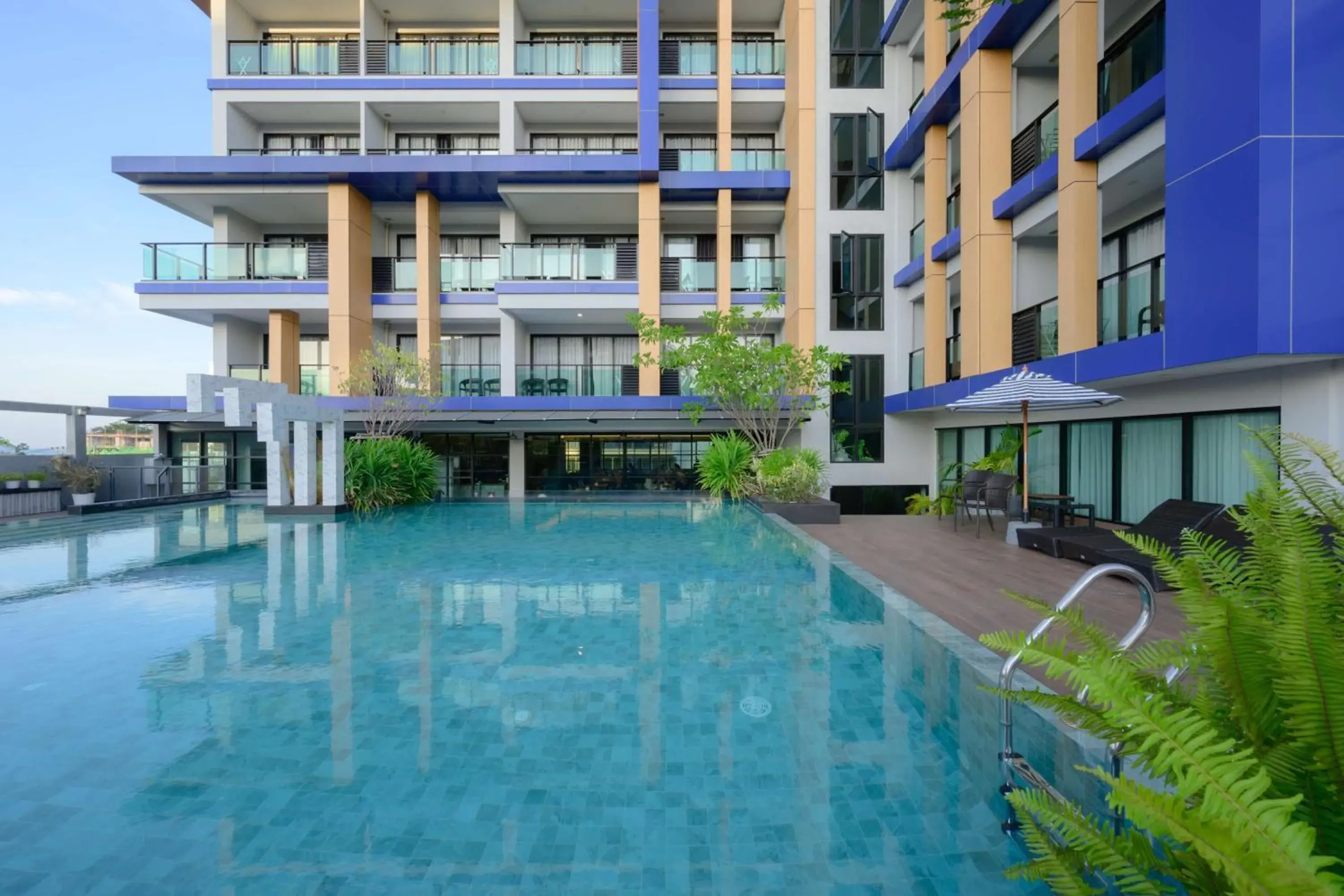 Pool view in Lewit Hotel Pattaya, a member of Radisson Individuals Pool view in Lewit Hotel Pattaya, a member of Radisson Individuals