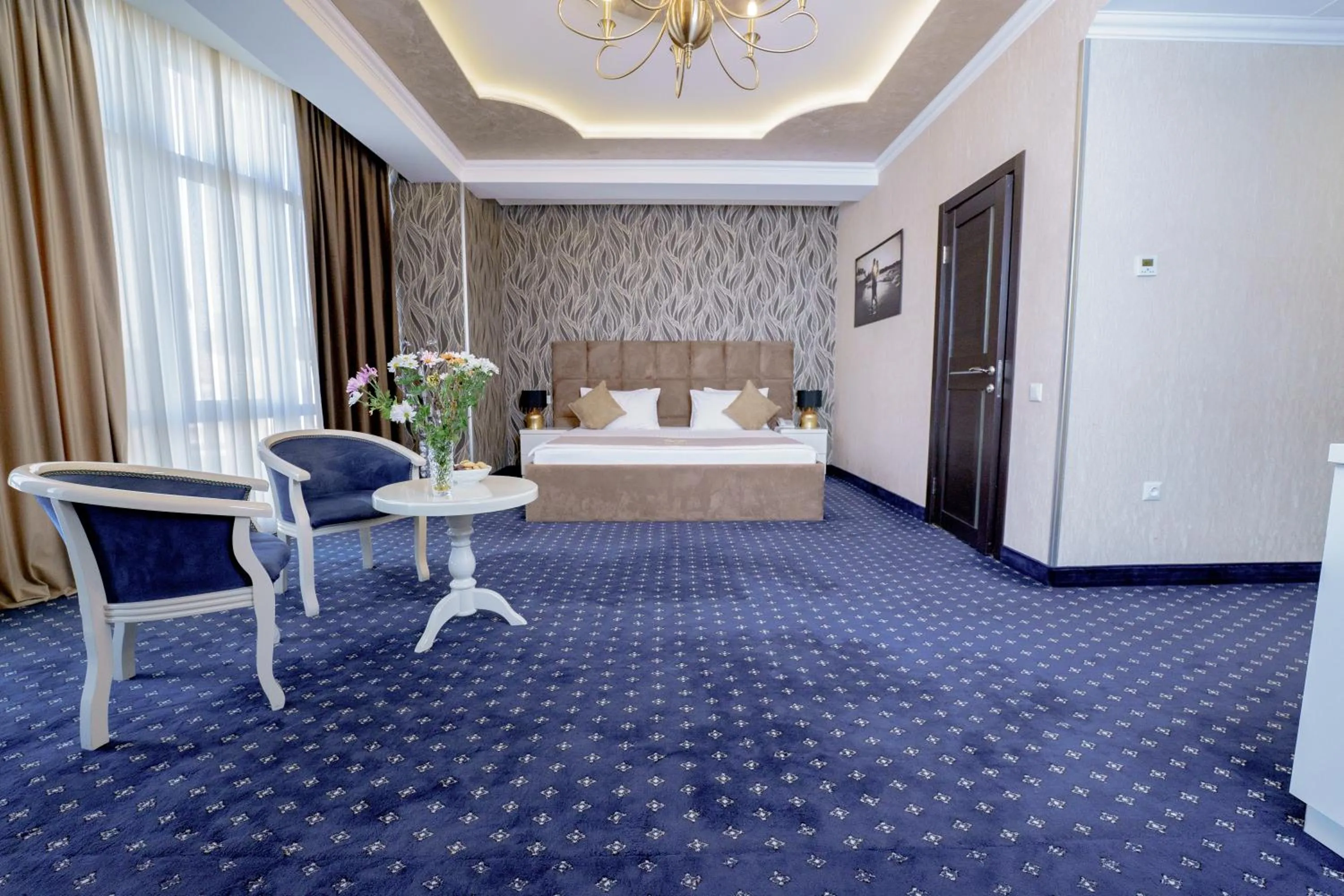 Seating area, Bed in Welcome Inn Hotel