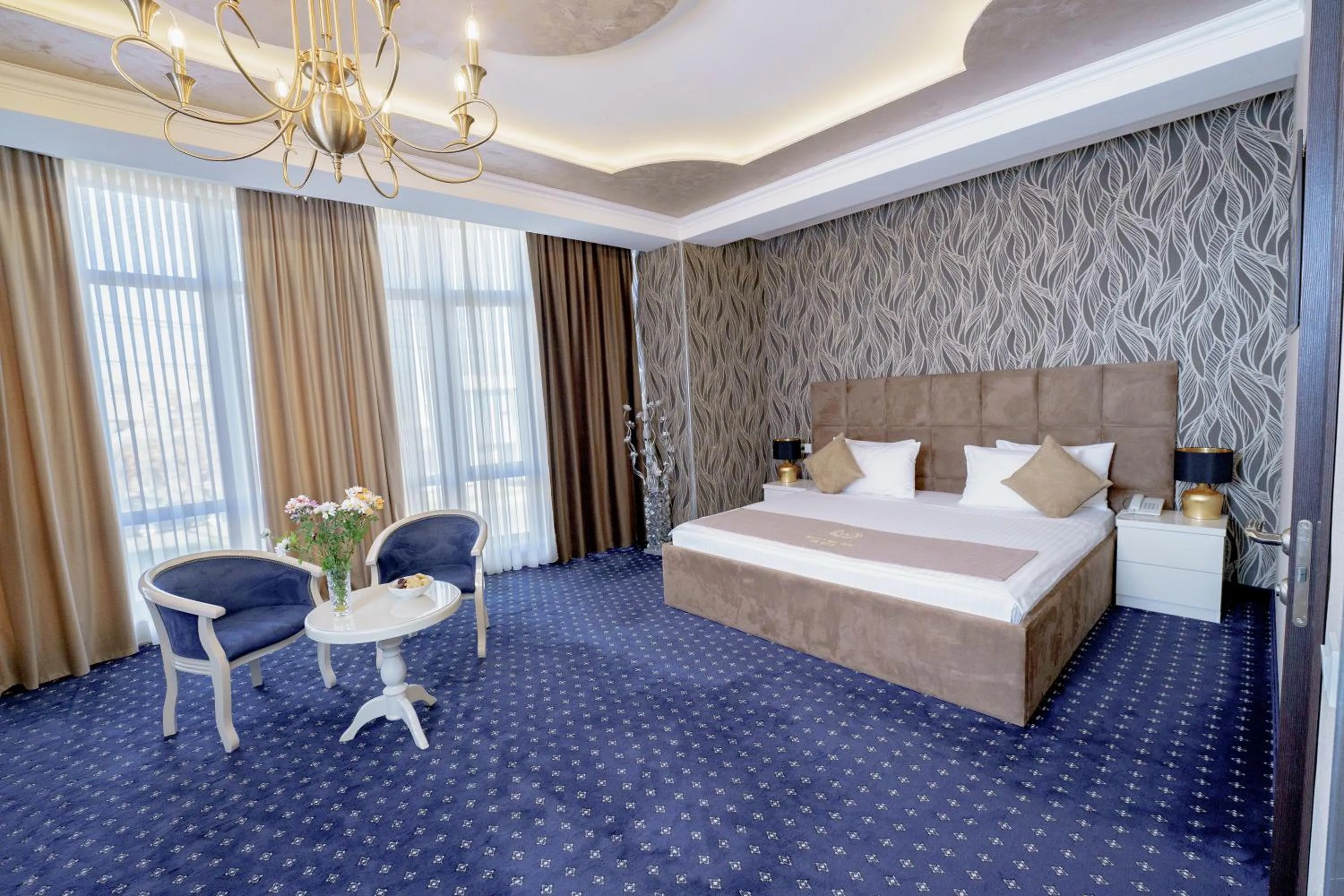 Seating area, Bed in Welcome Inn Hotel