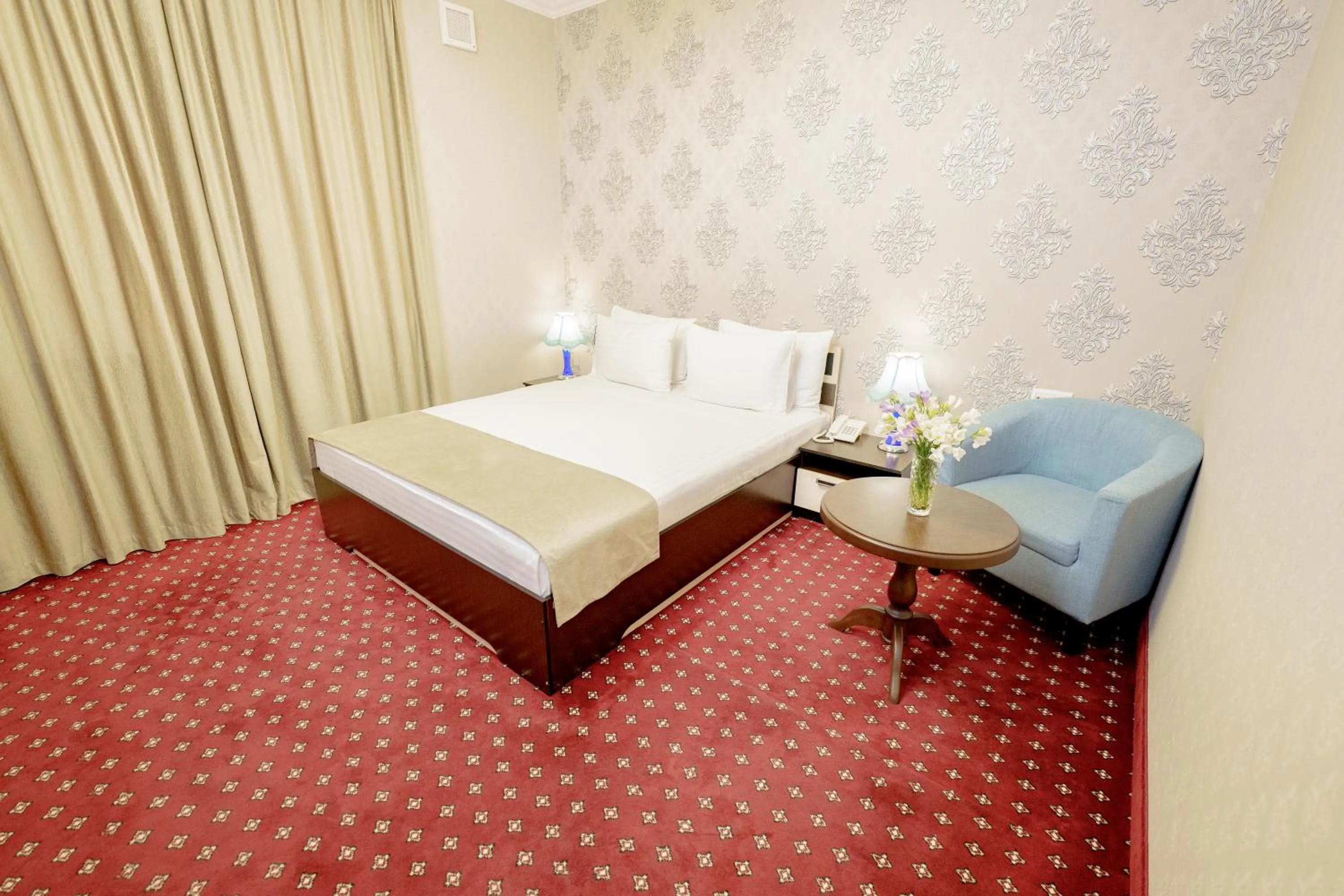 Living room, Bed in Welcome Inn Hotel