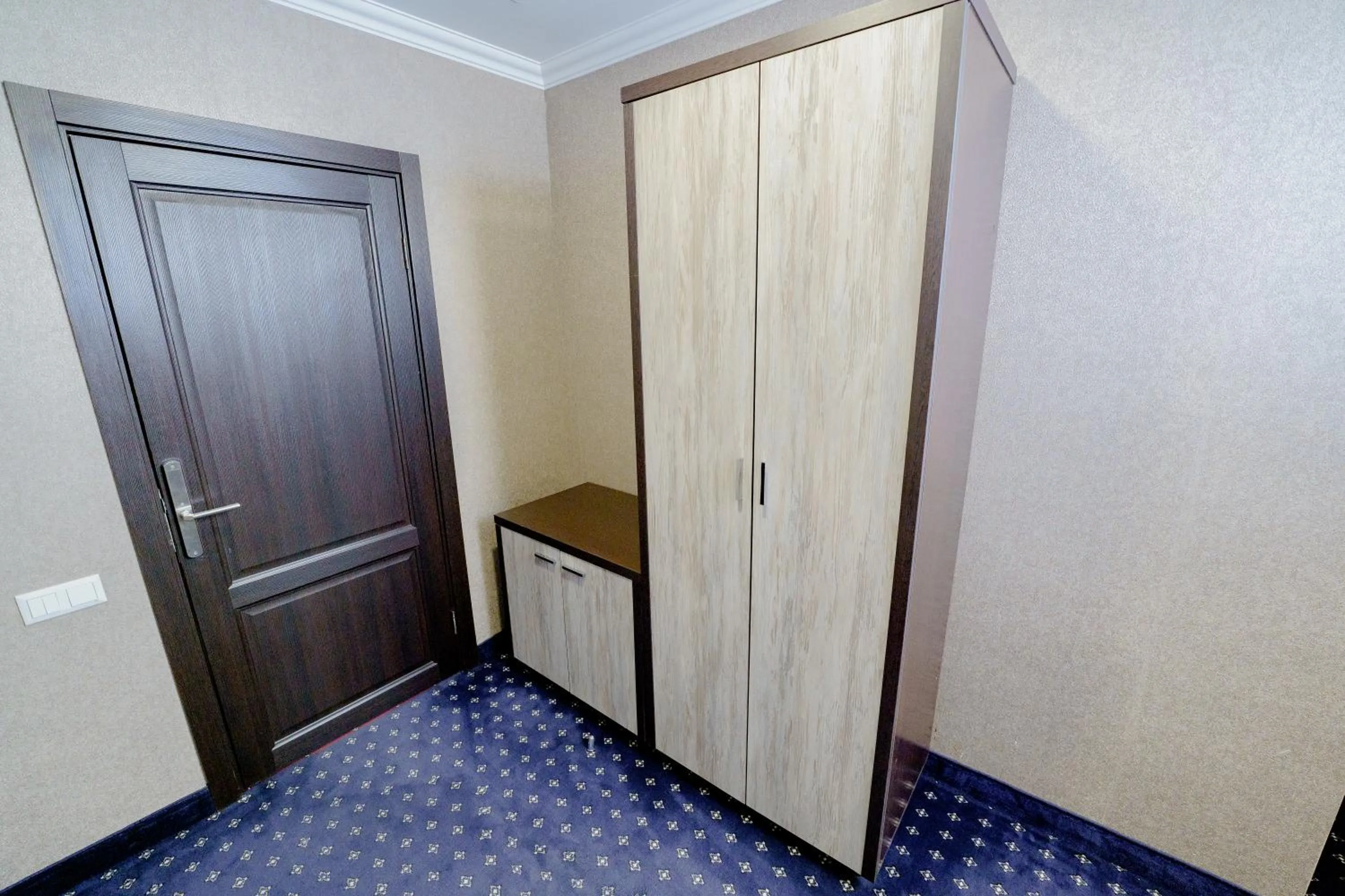 wardrobe in Welcome Inn Hotel