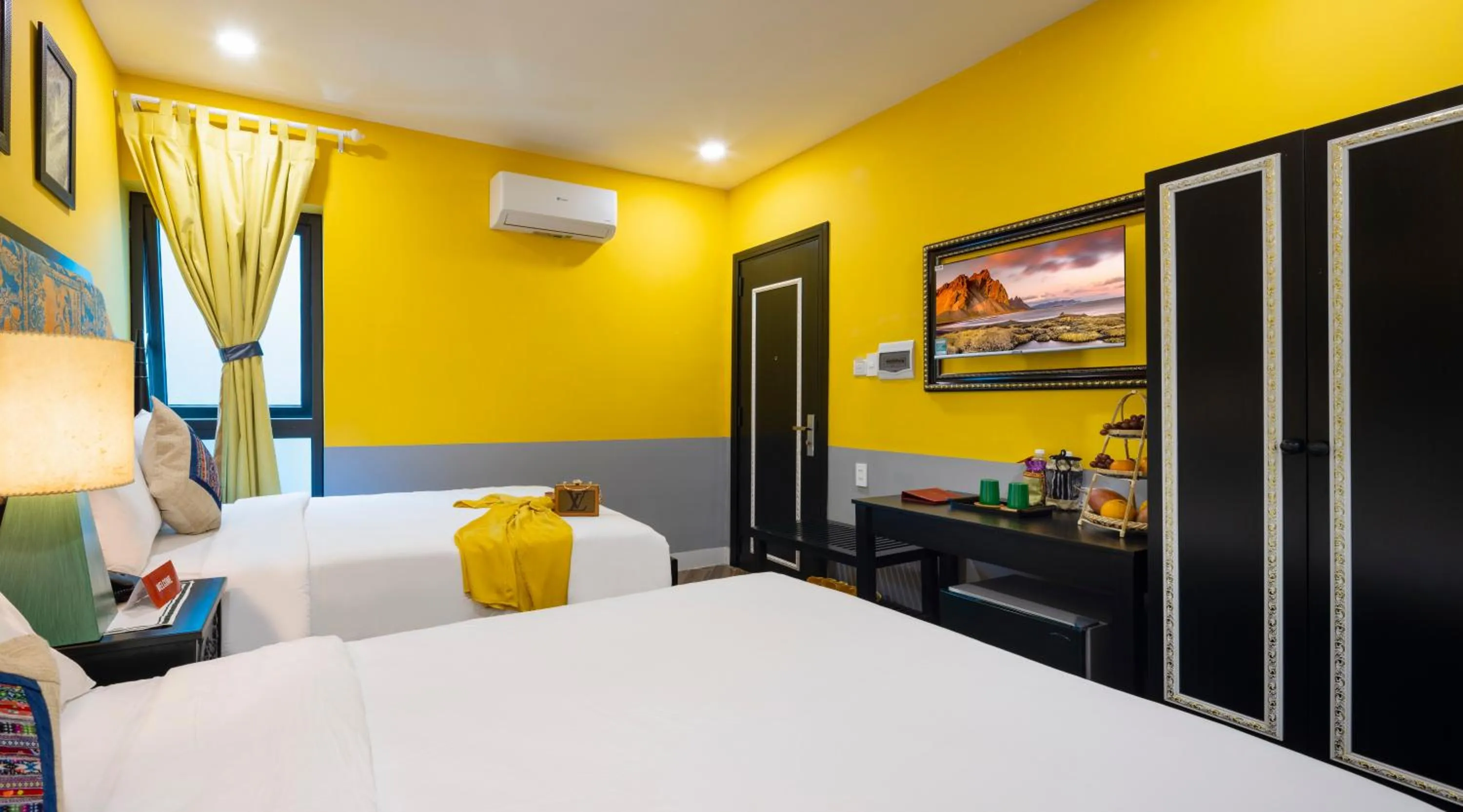 Photo of the whole room, Bed in Heritage Boutique Sierra Legend