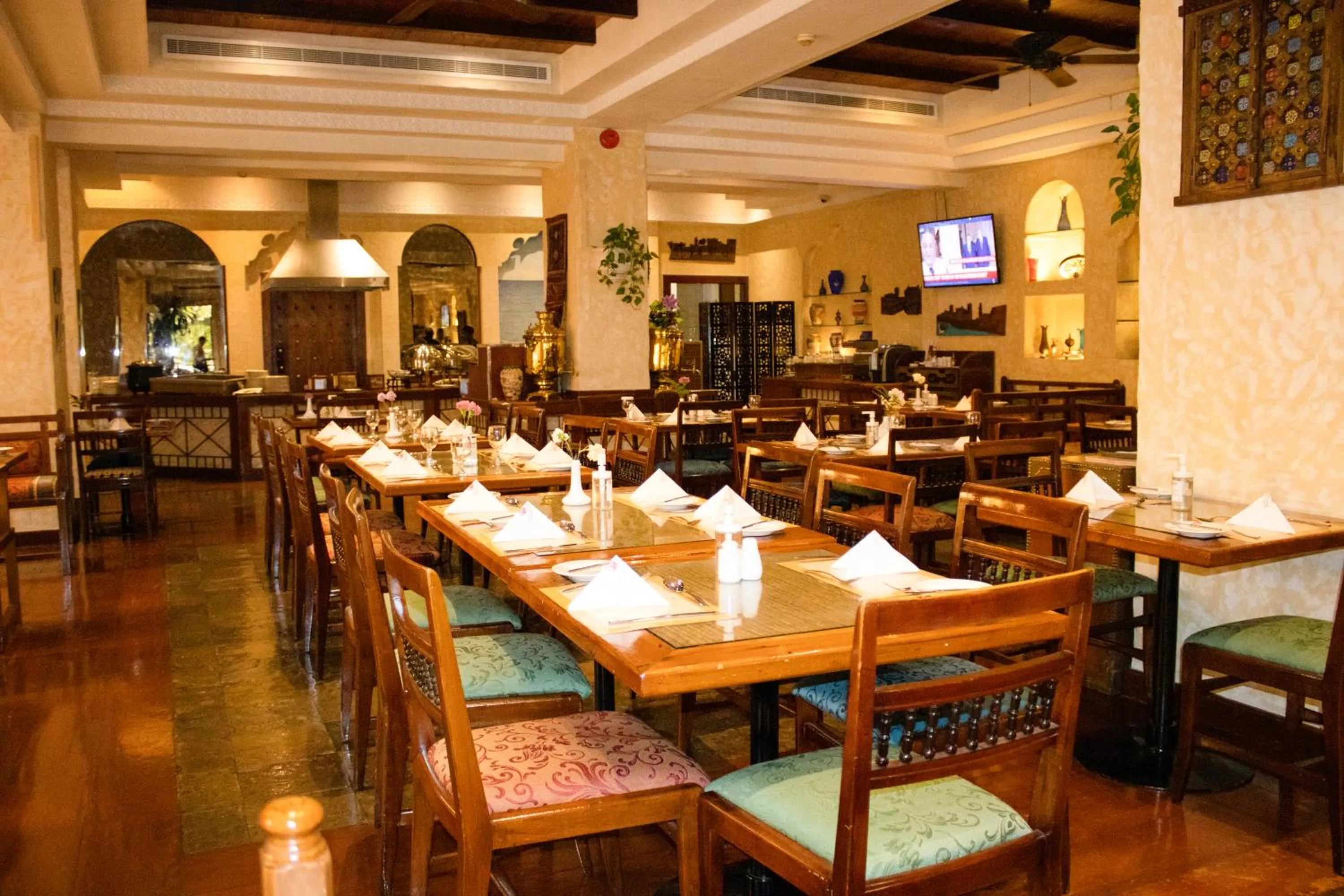 Restaurant/places to eat in Delmon International Hotel