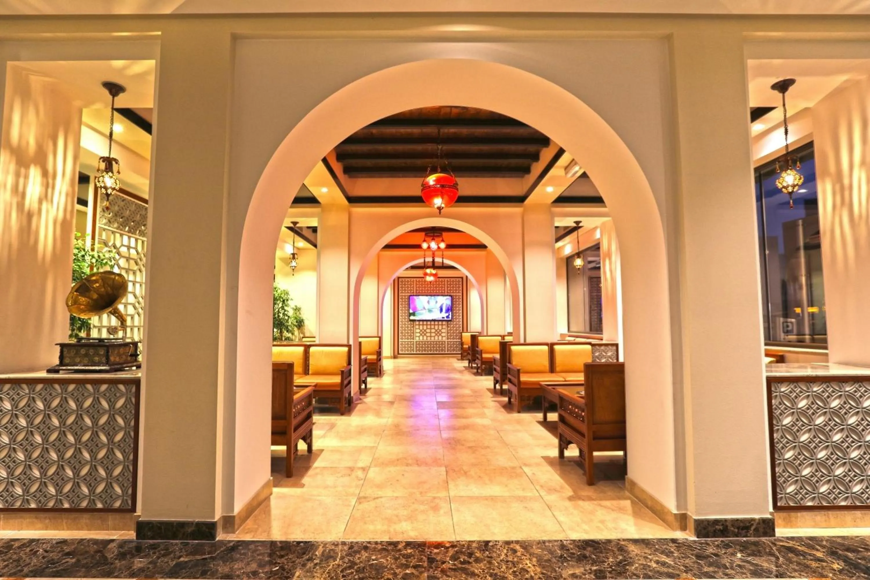 Restaurant/places to eat in Delmon International Hotel