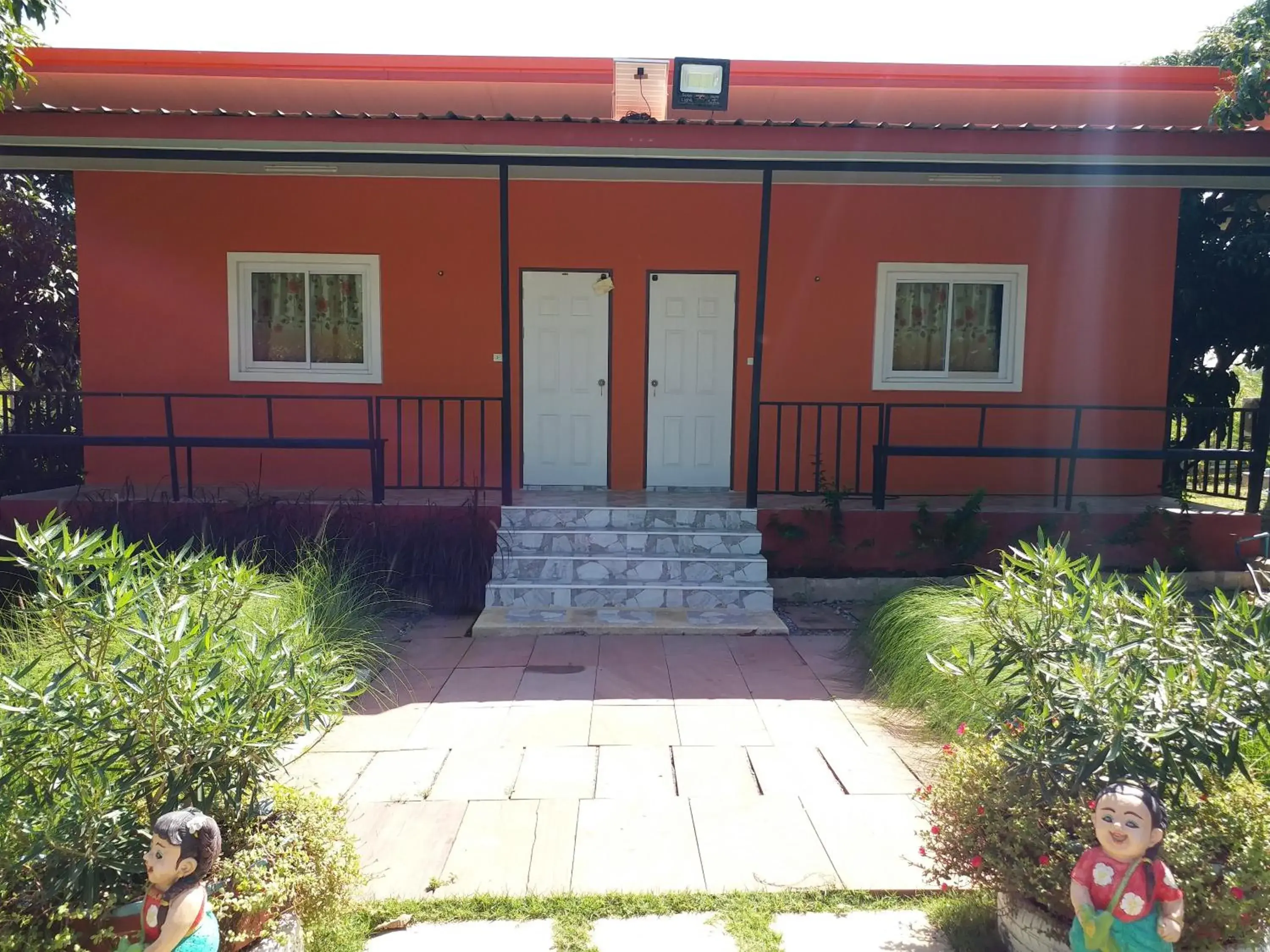 Facade/entrance in Baan Hin Sai Suay Facade/entrance in Baan Hin Sai Suay