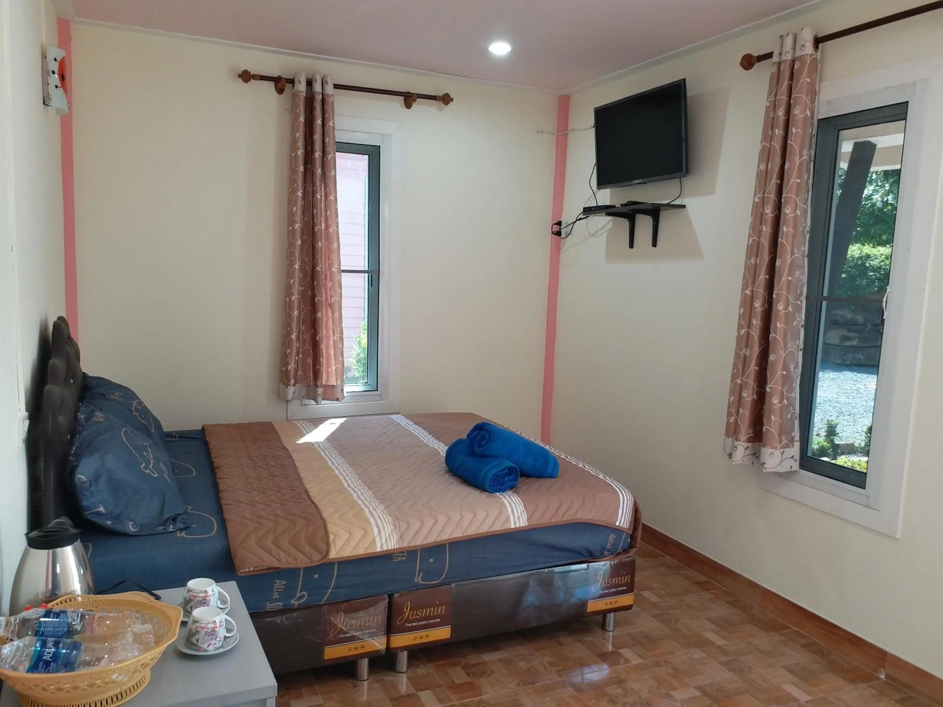 Photo of the whole room, Bed in Baan Hin Sai Suay