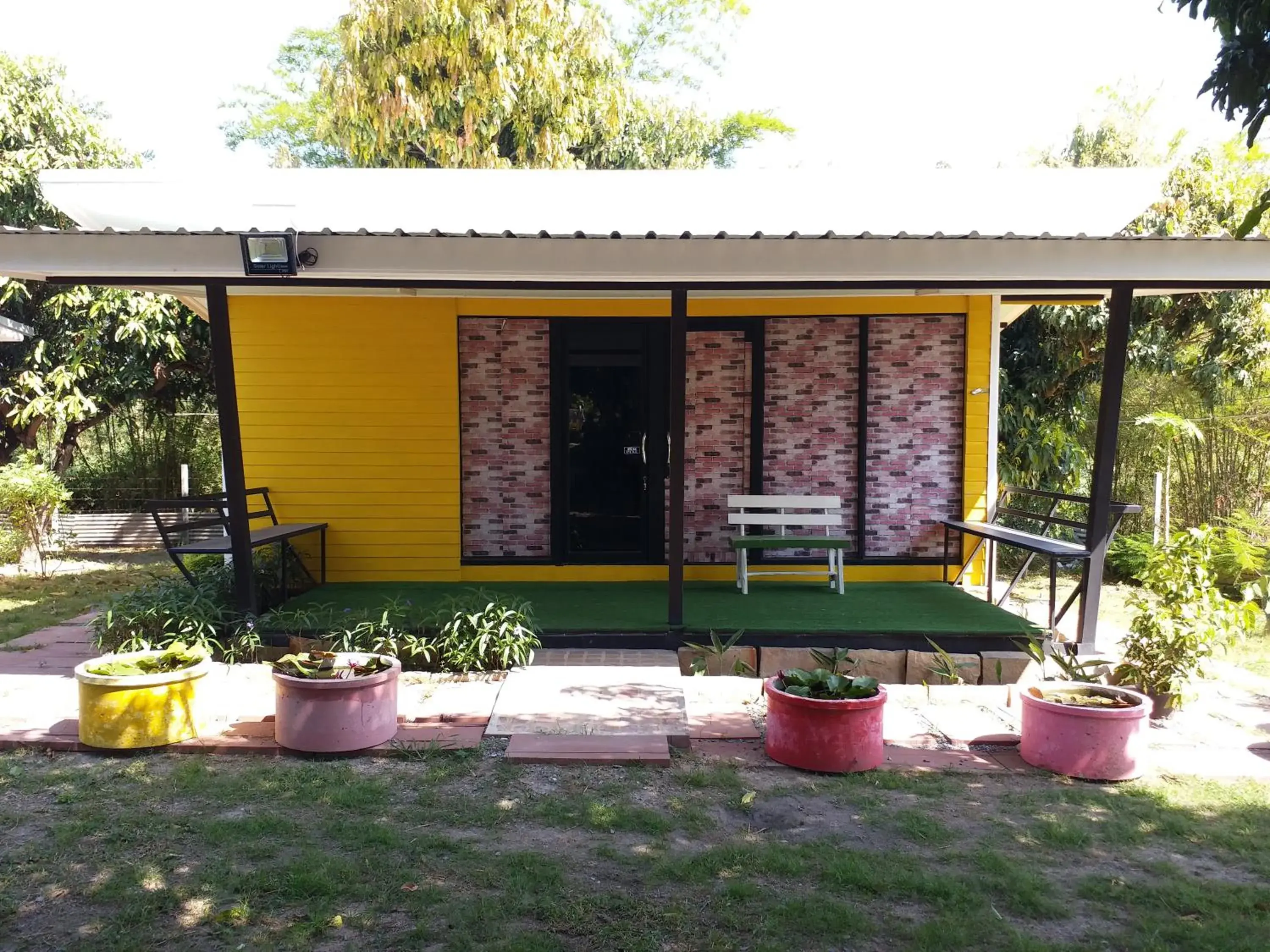 Facade/entrance in Baan Hin Sai Suay Facade/entrance in Baan Hin Sai Suay