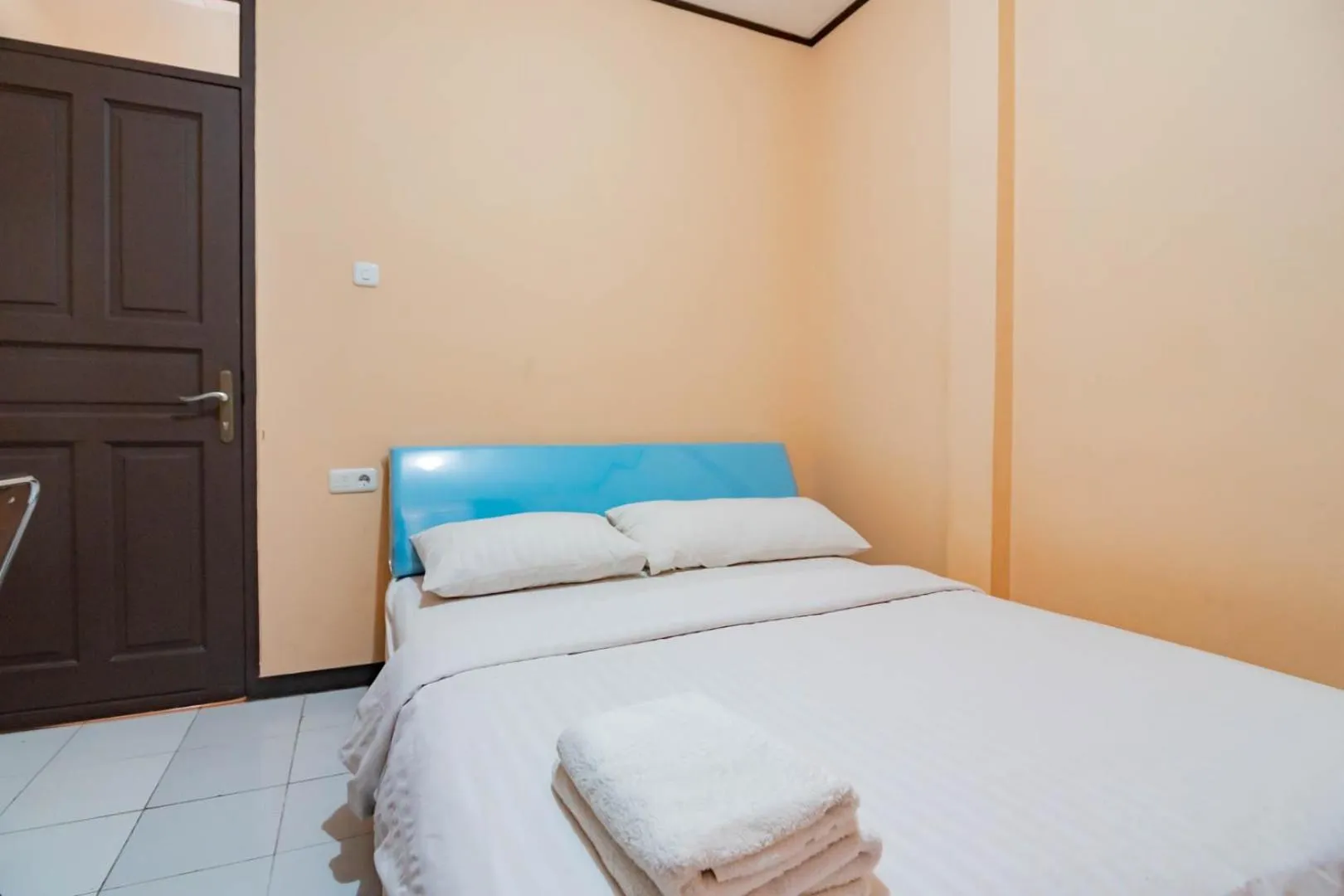 Bedroom, Bed in Shofy Guest House Mitra RedDoorz