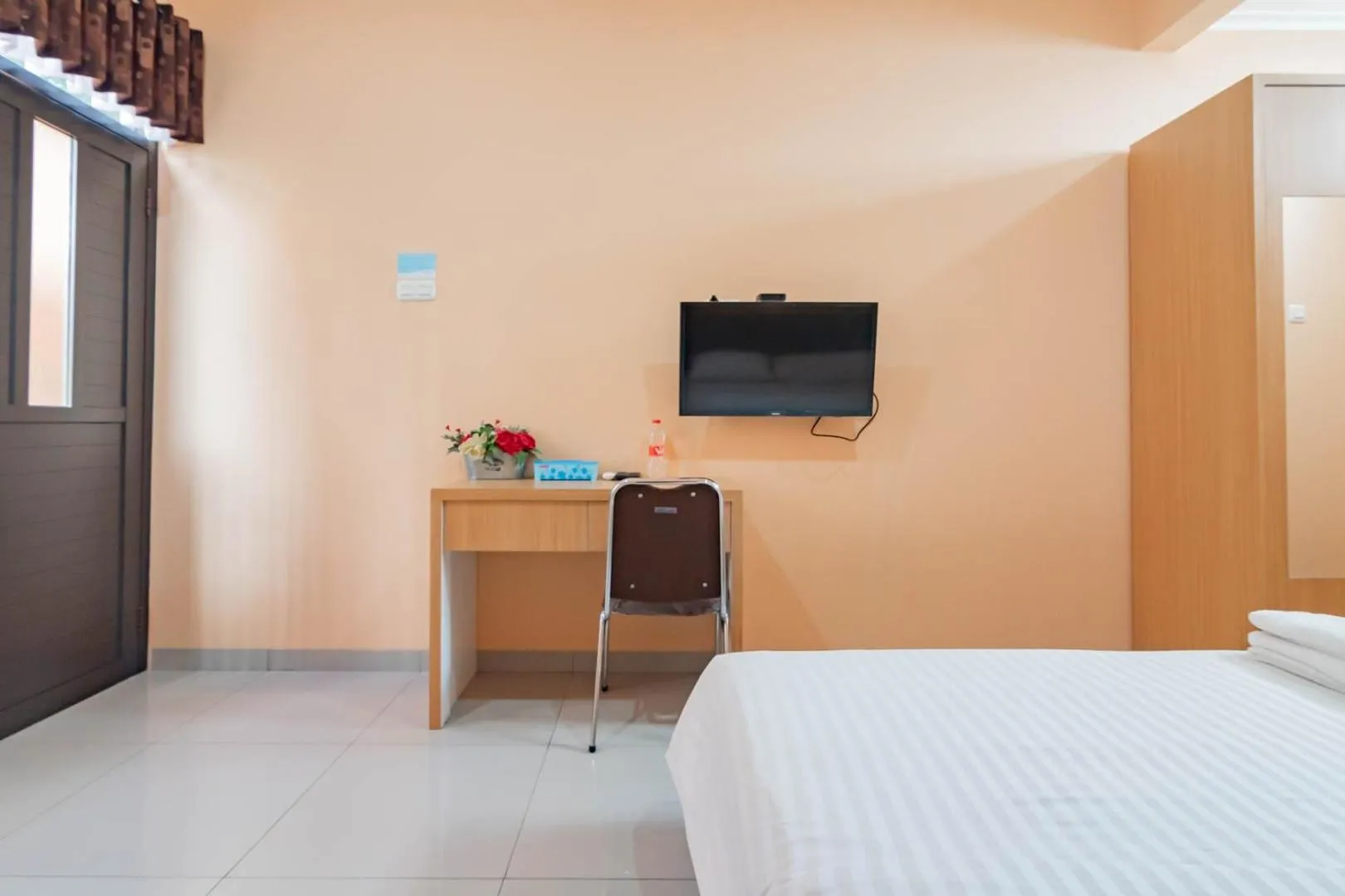 Bedroom, Bed in Shofy Guest House Mitra RedDoorz