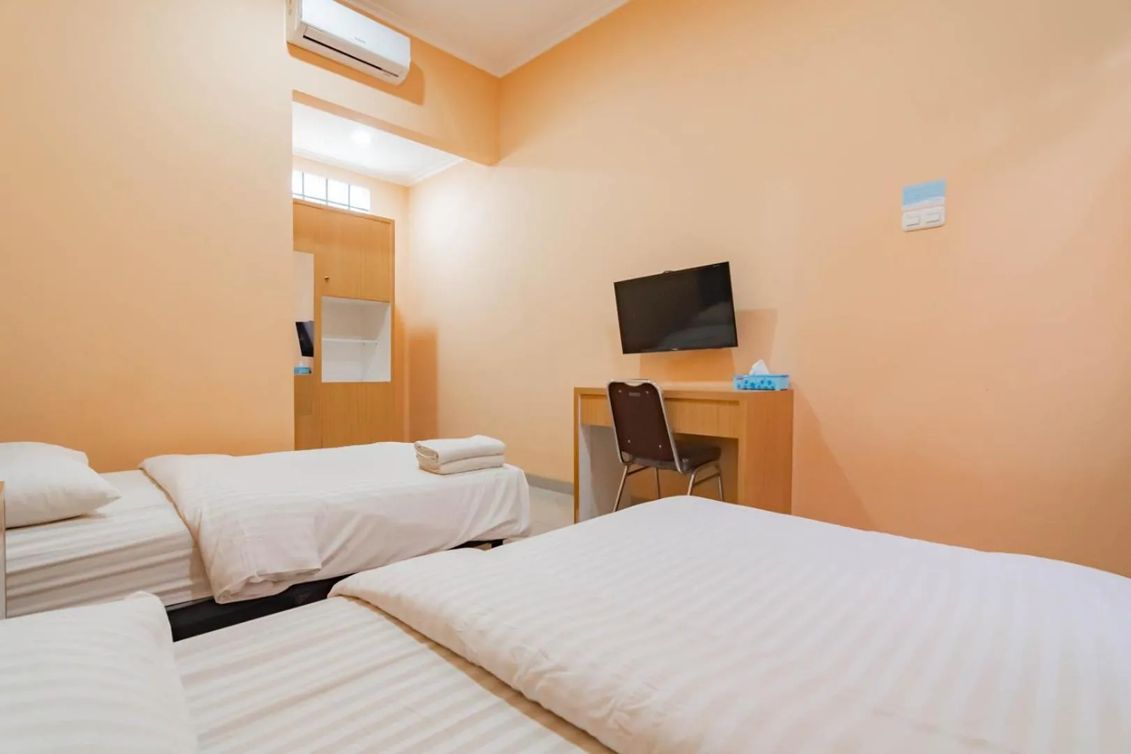 Bedroom, Bed in Shofy Guest House Mitra RedDoorz