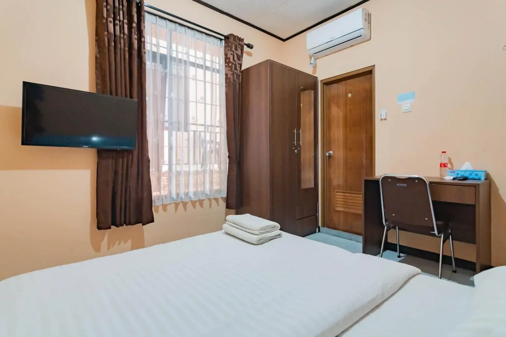 Standard Double Room in Shofy Guest House Mitra RedDoorz Standard Double Room in Shofy Guest House Mitra RedDoorz