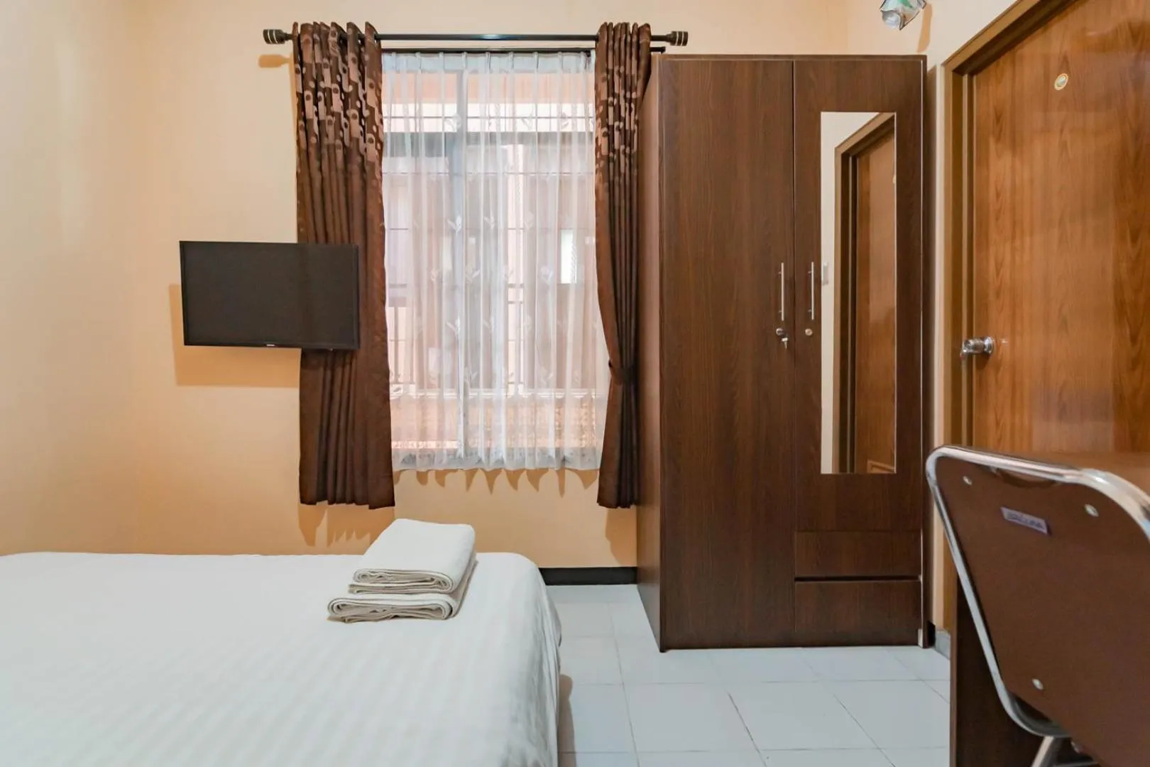 Bedroom, Bed in Shofy Guest House Mitra RedDoorz